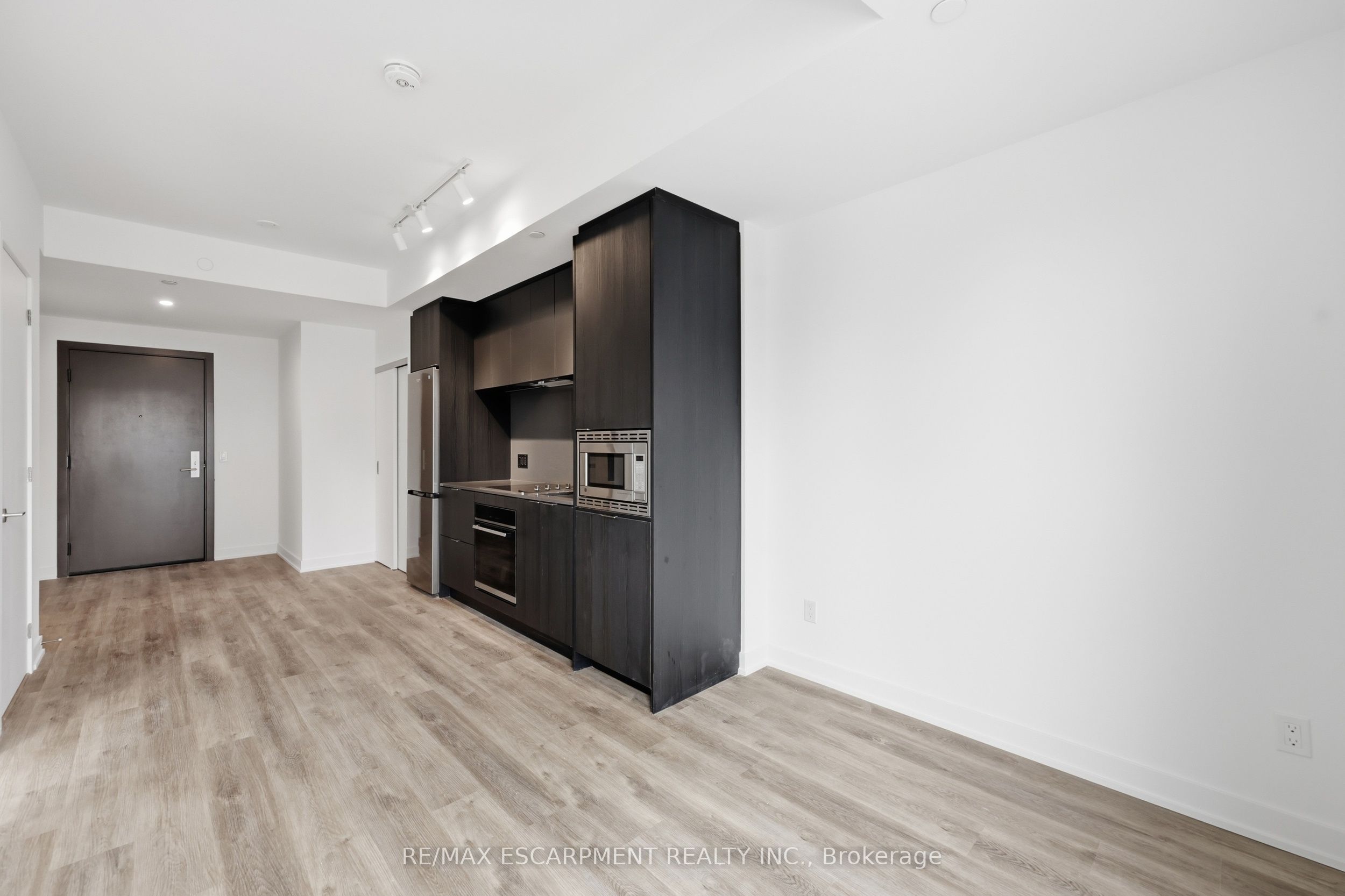 91 John Street N 606 Property Photo 8