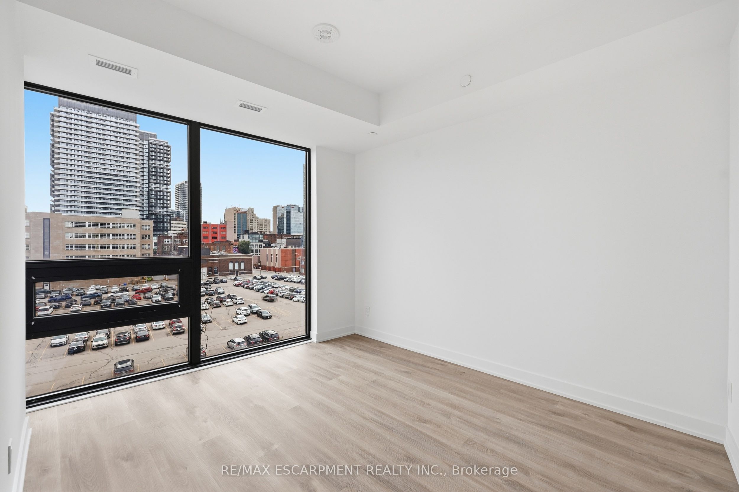 91 John Street N 606 Property Photo 10