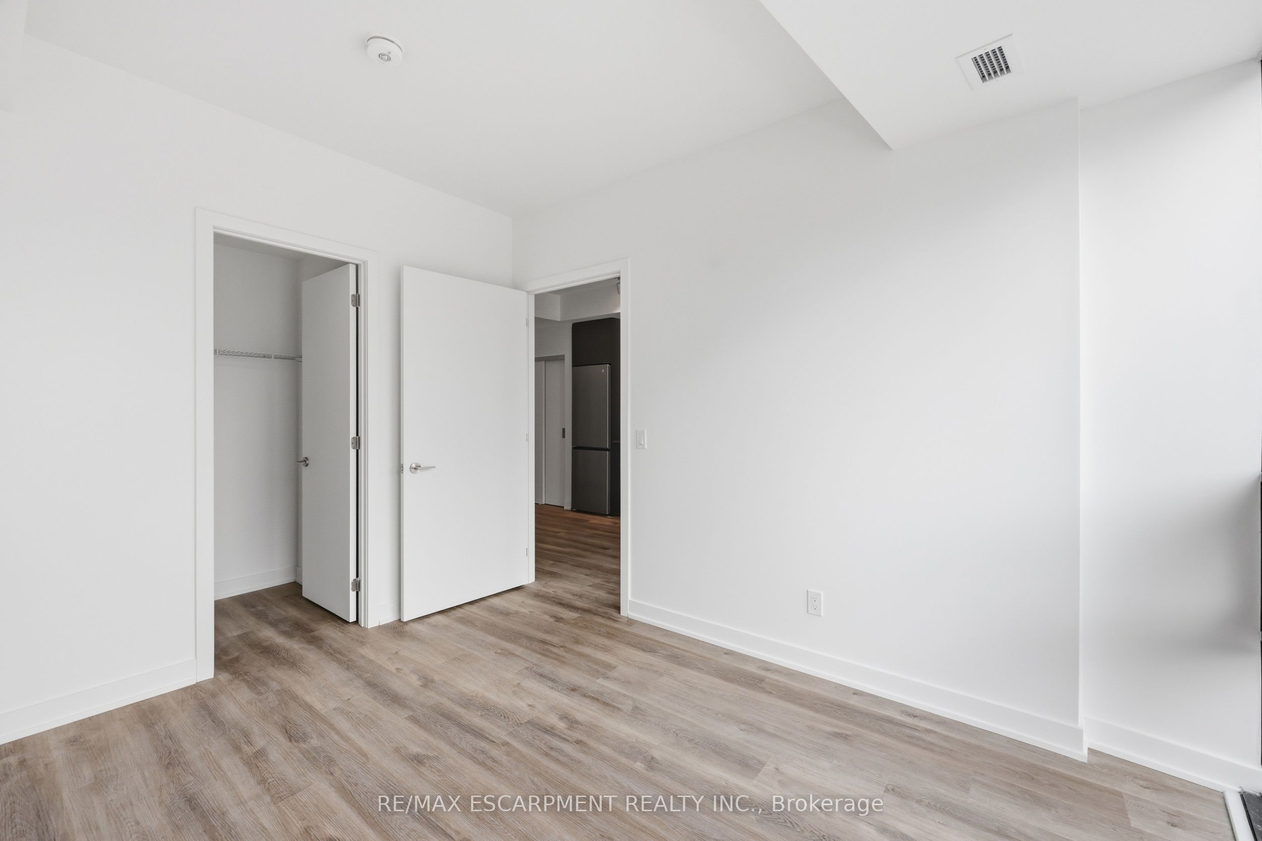 91 John Street N 606 Property Photo 11