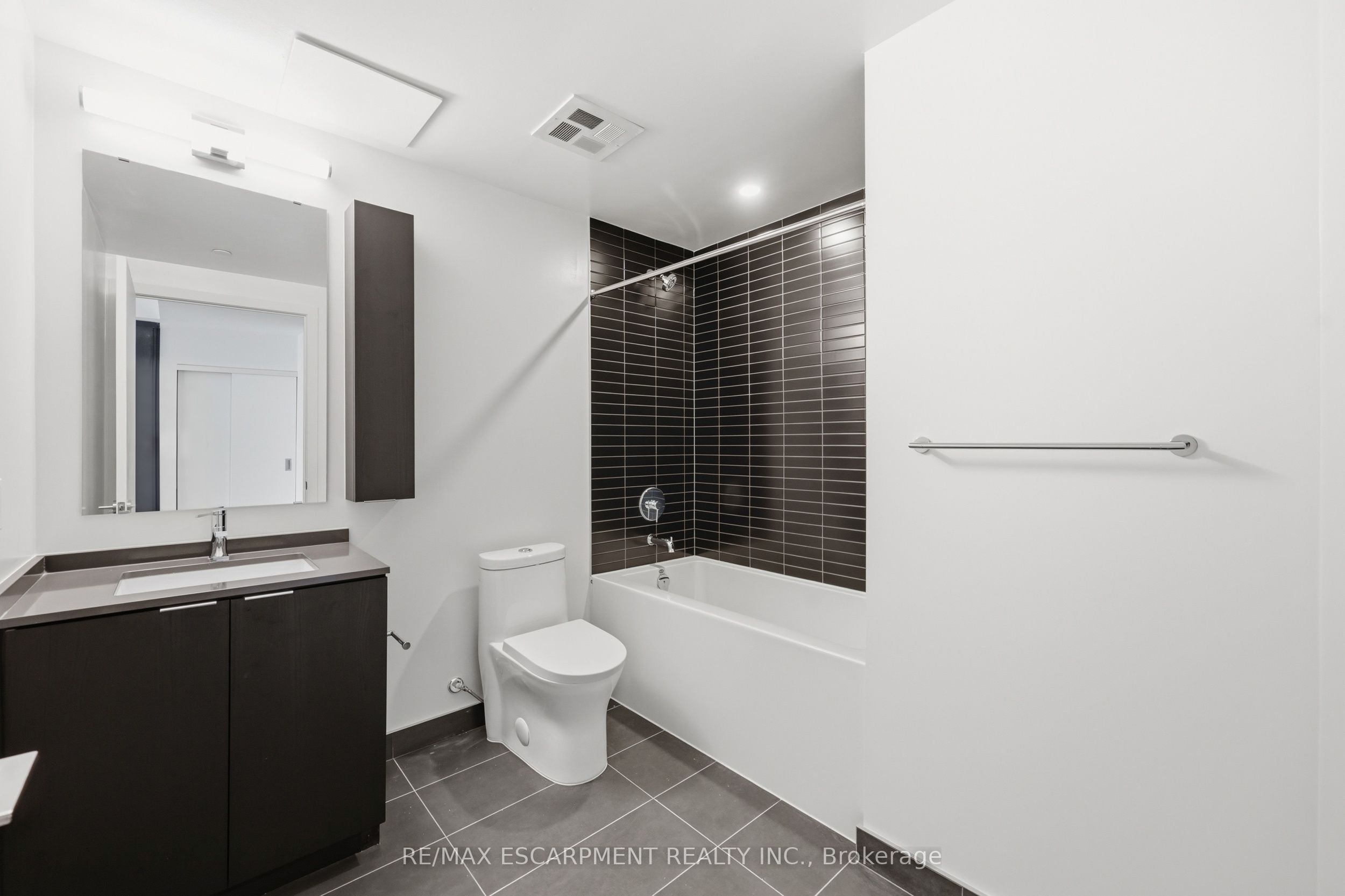 91 John Street N 606 Property Photo 12