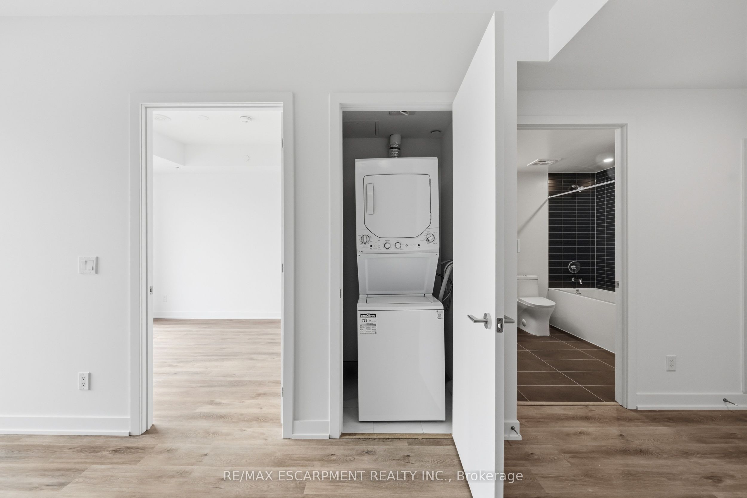 91 John Street N 606 Property Photo 13