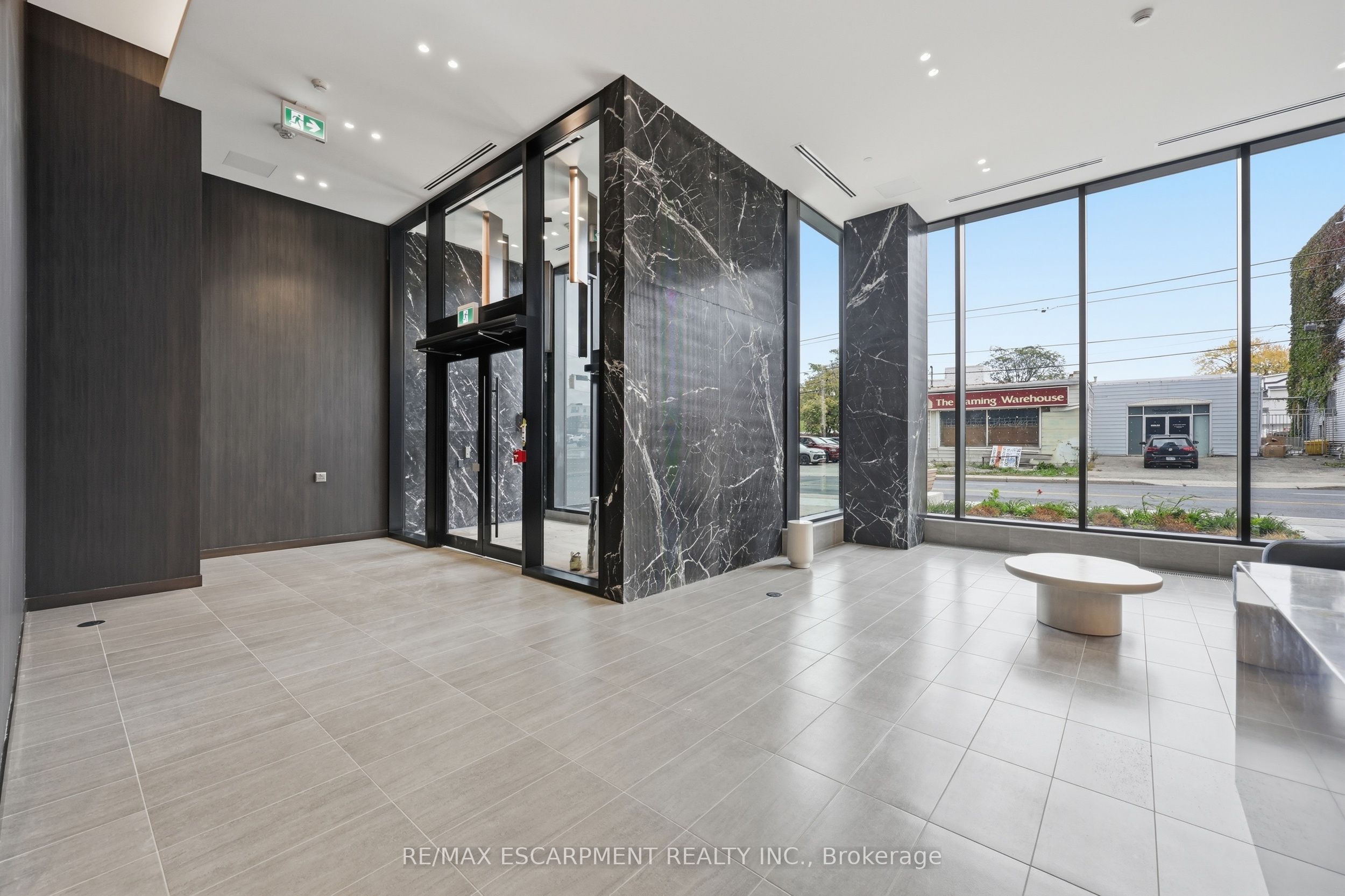 91 John Street N 606 Property Photo 14