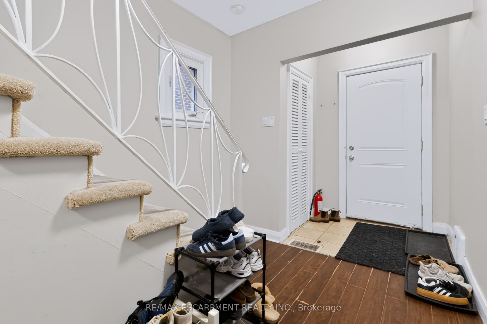 27 Forsyth Avenue S Property Photo 3