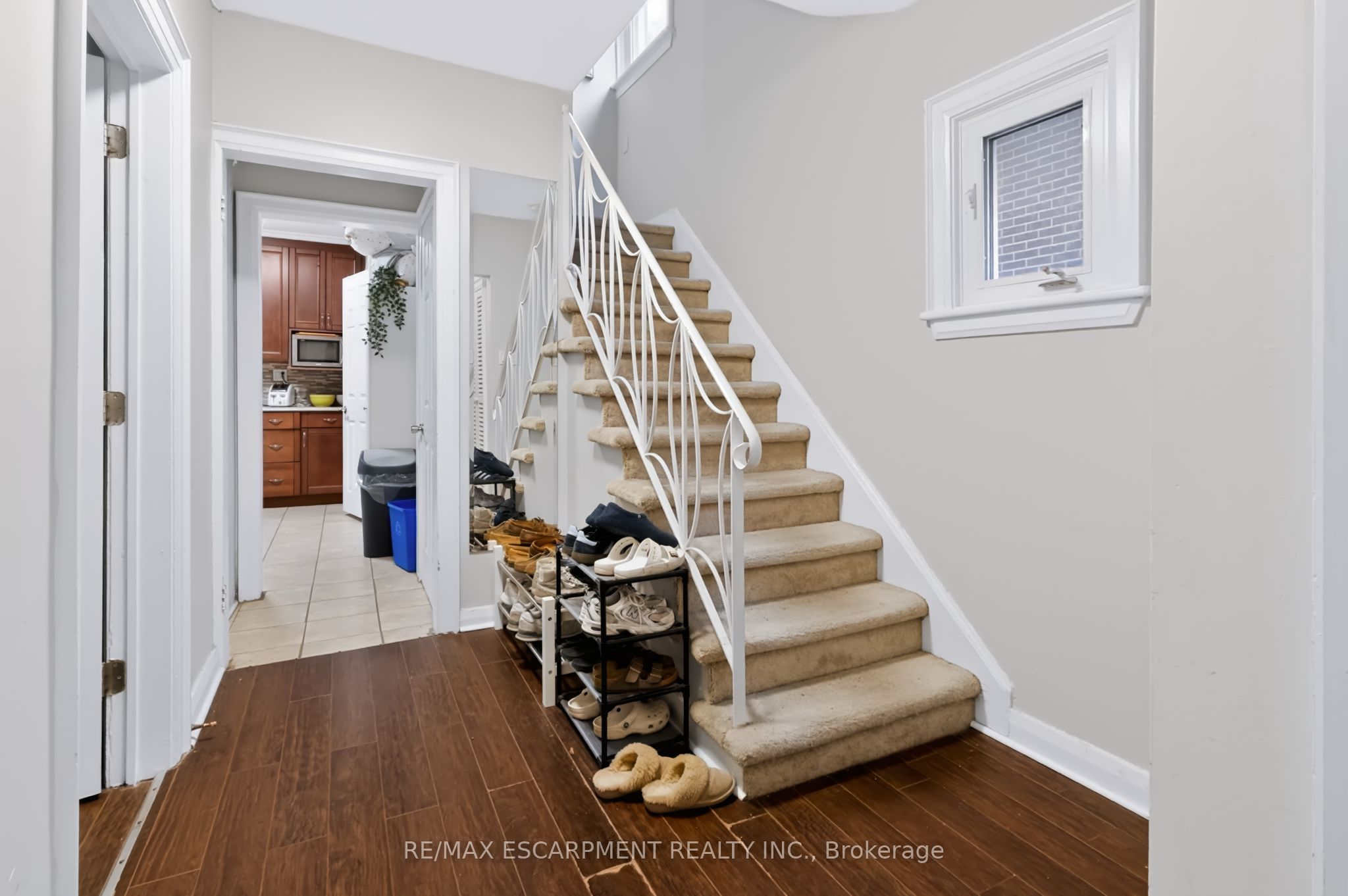 27 Forsyth Avenue S Property Photo 4