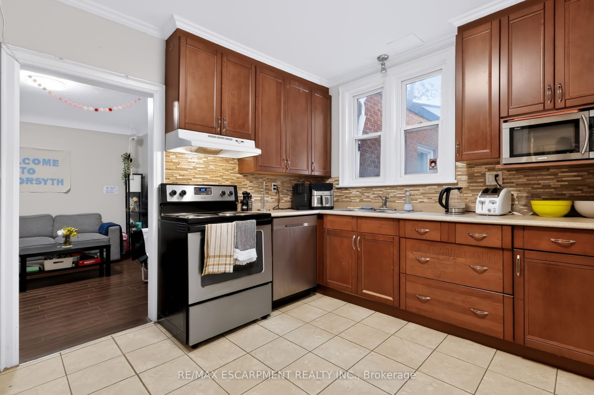 27 Forsyth Avenue S Property Photo 5