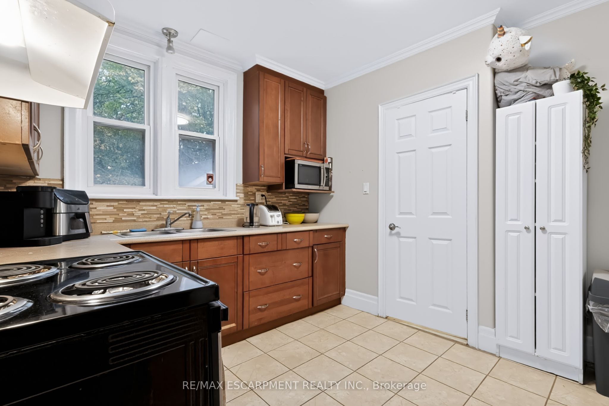 27 Forsyth Avenue S Property Photo 8
