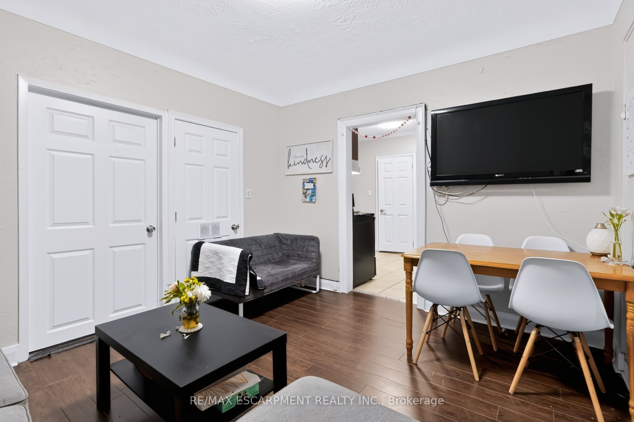 27 Forsyth Avenue S Property Photo 11