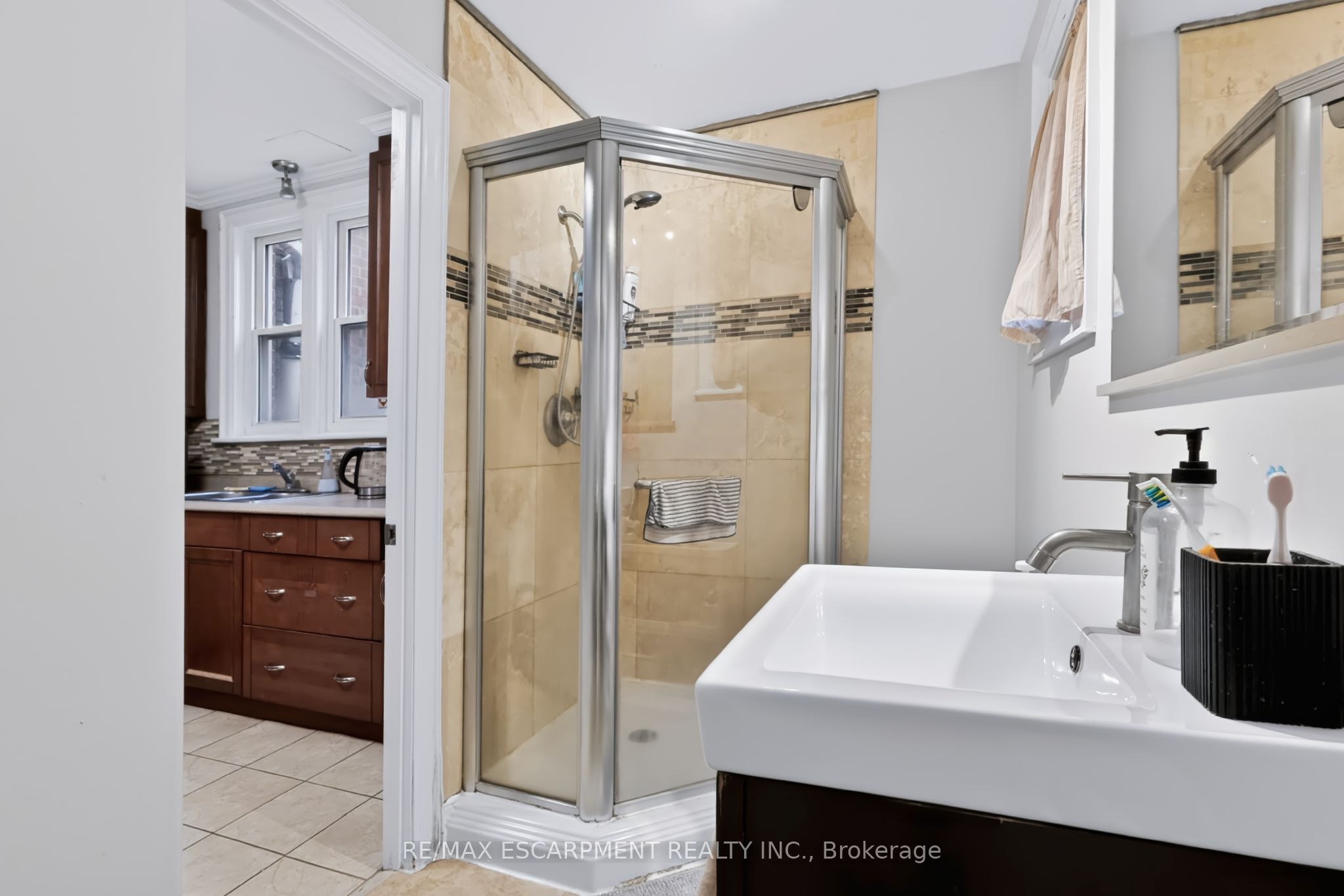 27 Forsyth Avenue S Property Photo 16