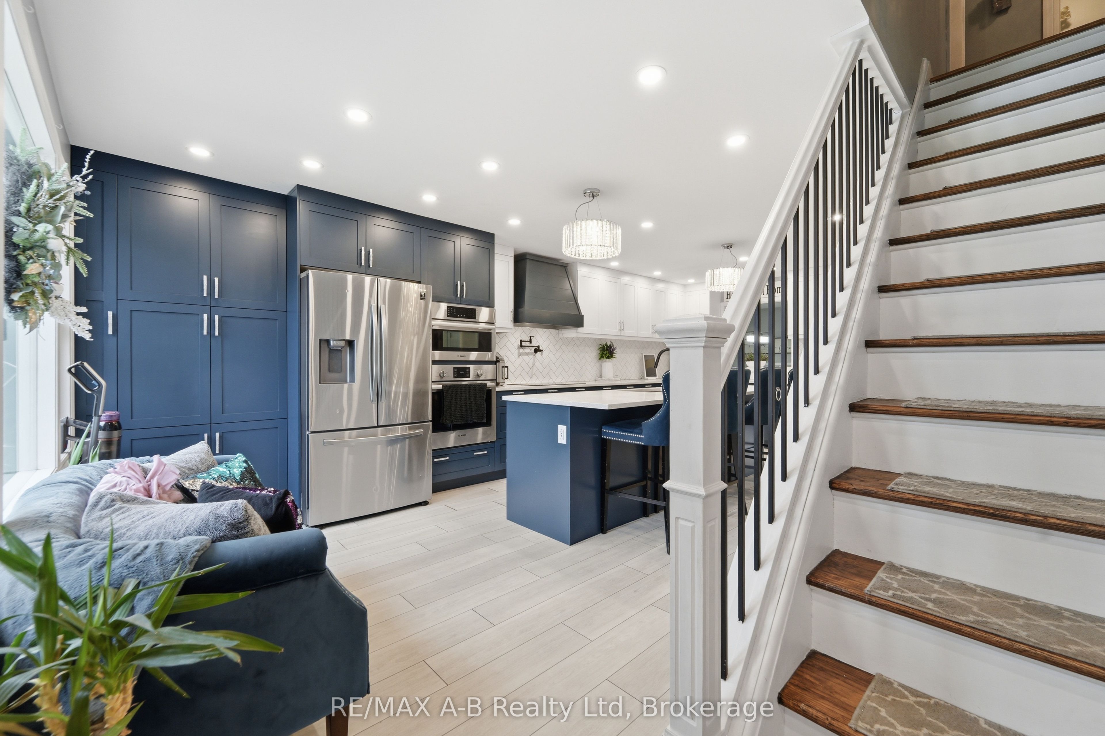 77 Gidley Street E Property Photo 6