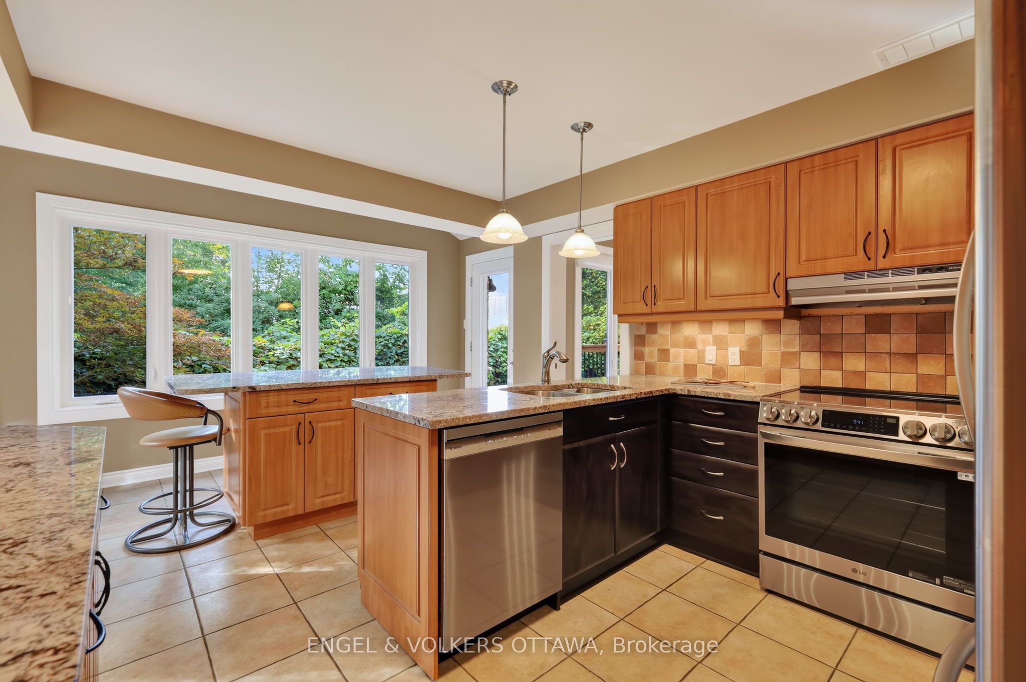 2106 Lamira Street Property Photo 13
