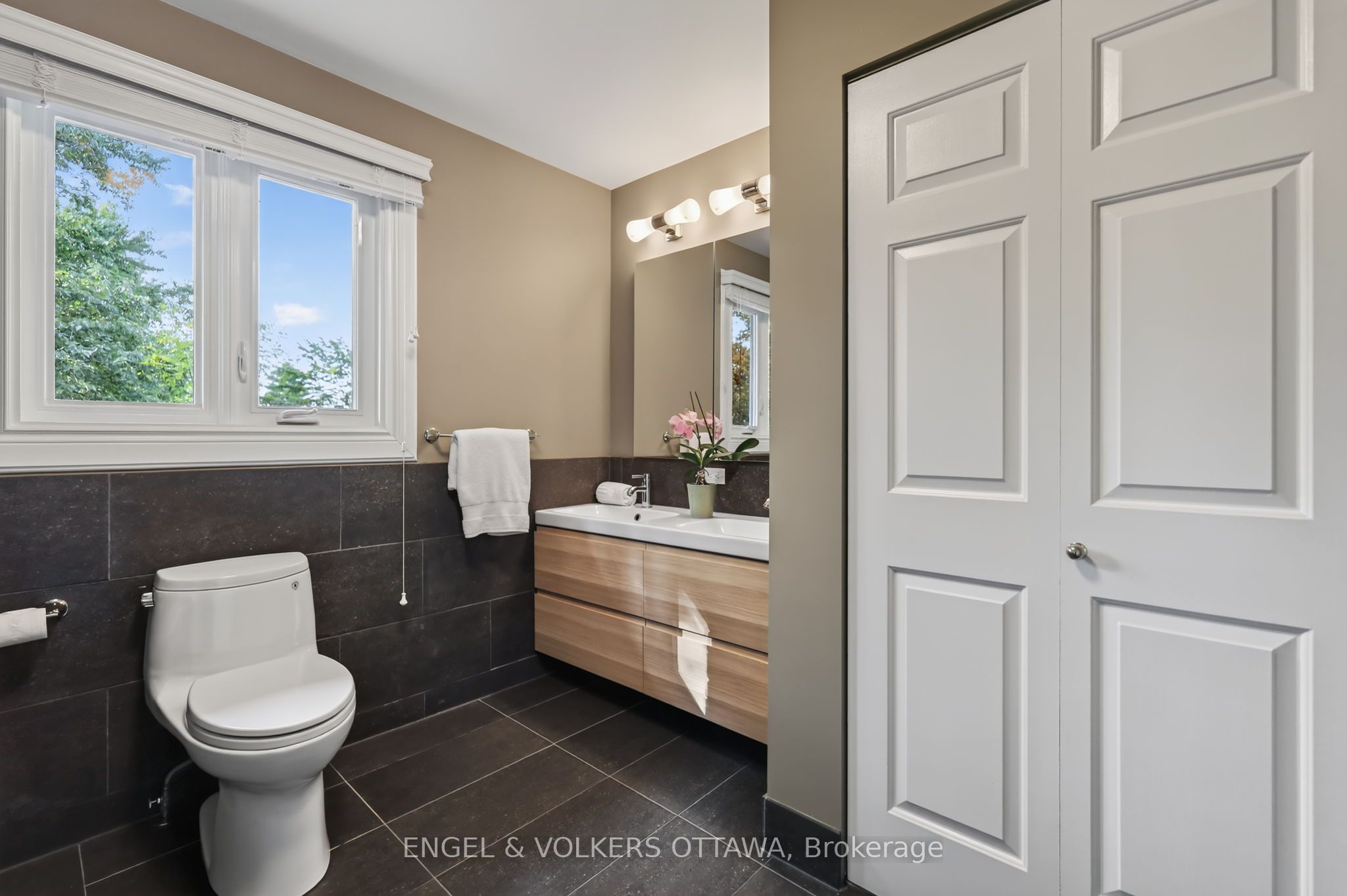 2106 Lamira Street Property Photo 25