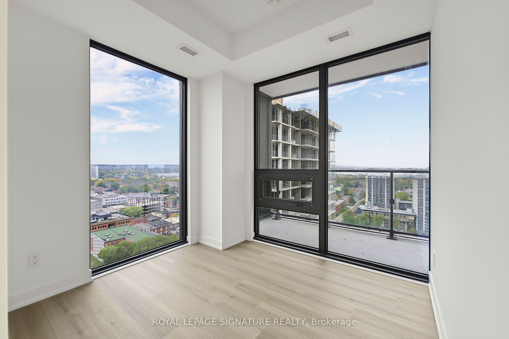 91 John Street N 1808 Property Photo 2