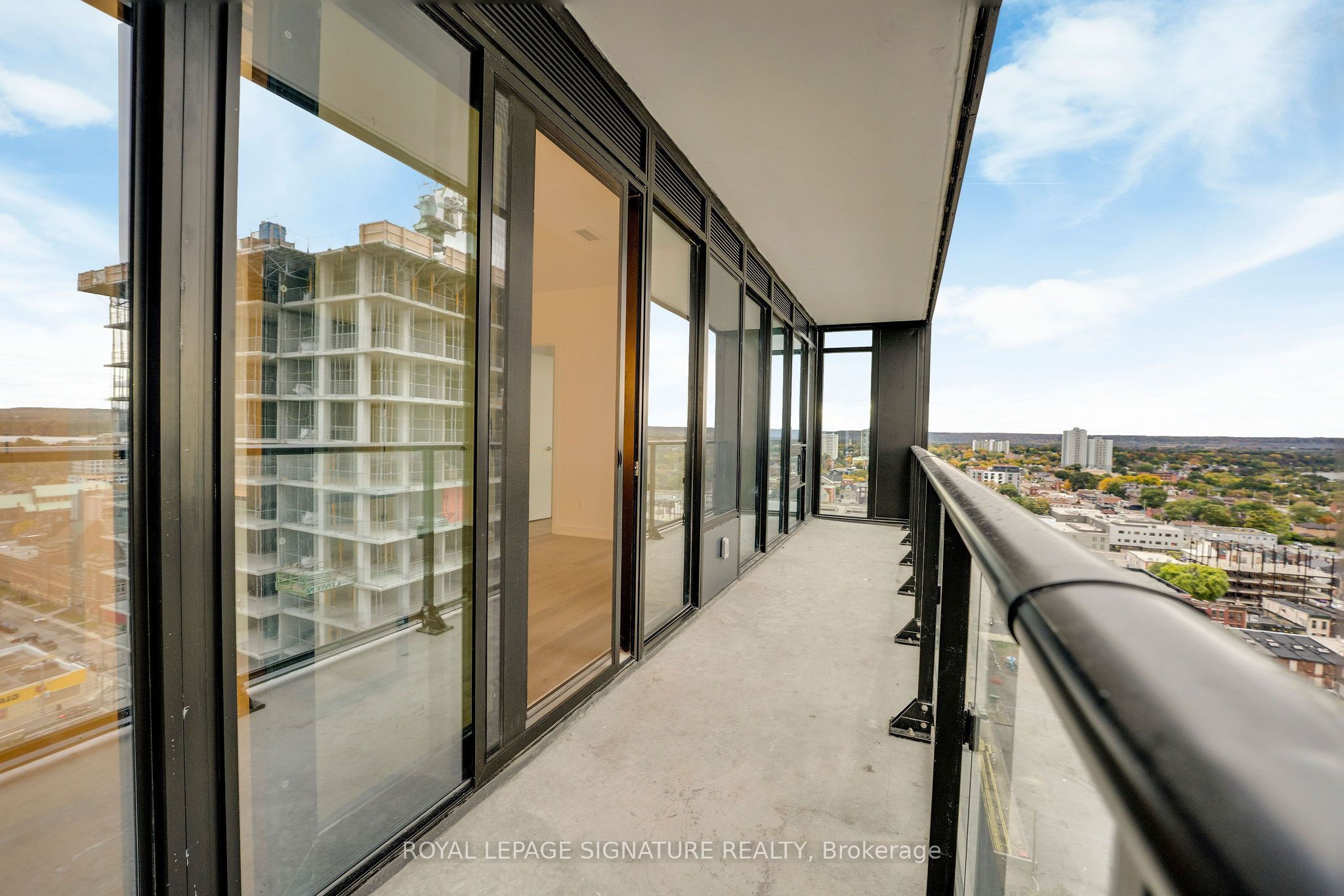 91 John Street N 1808 Property Photo 4