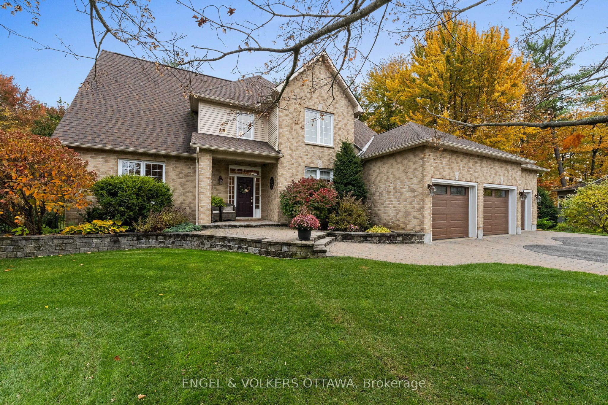 1629 Shauna Crescent Property Photo 3