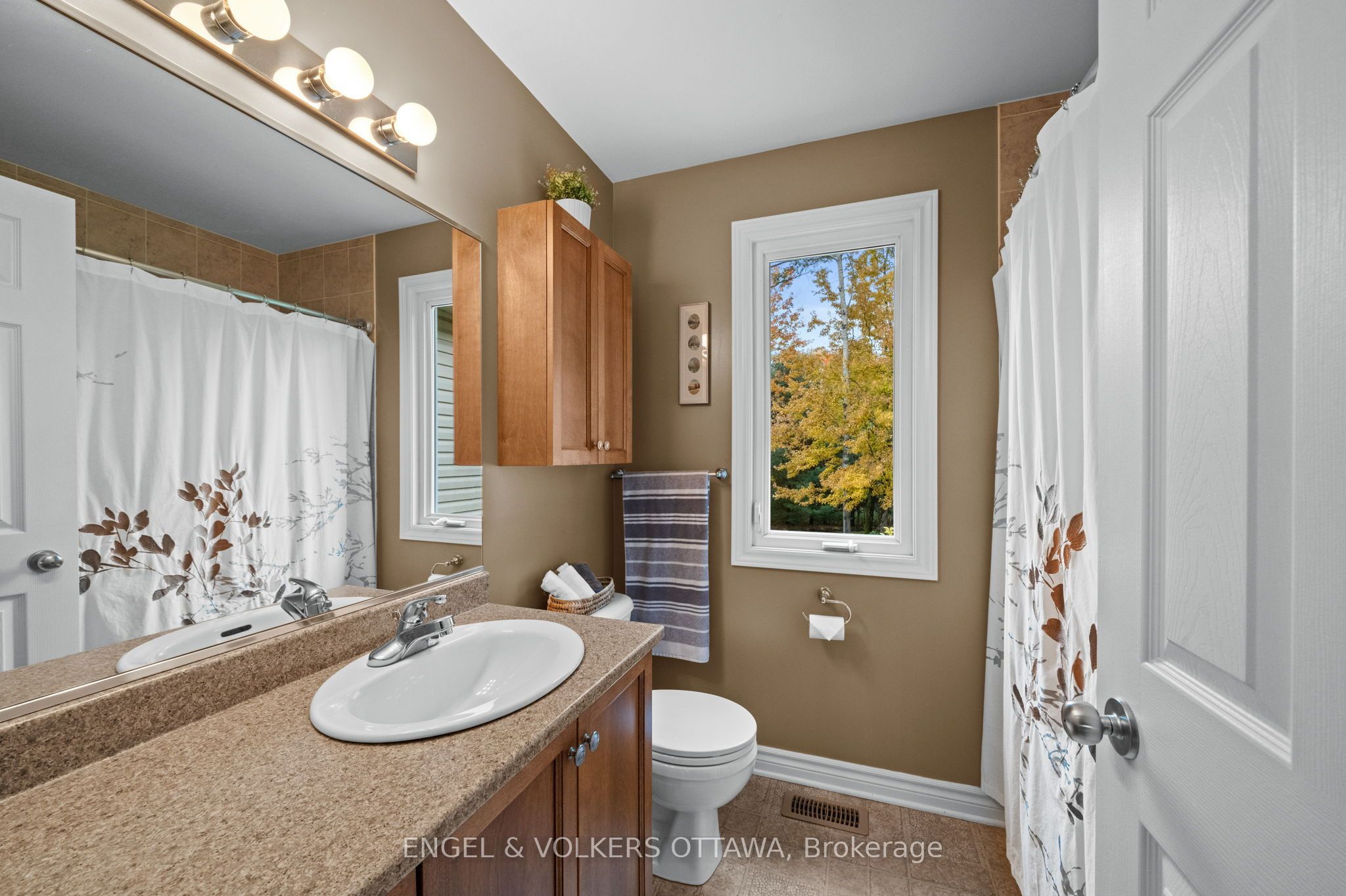 1629 Shauna Crescent Property Photo 24