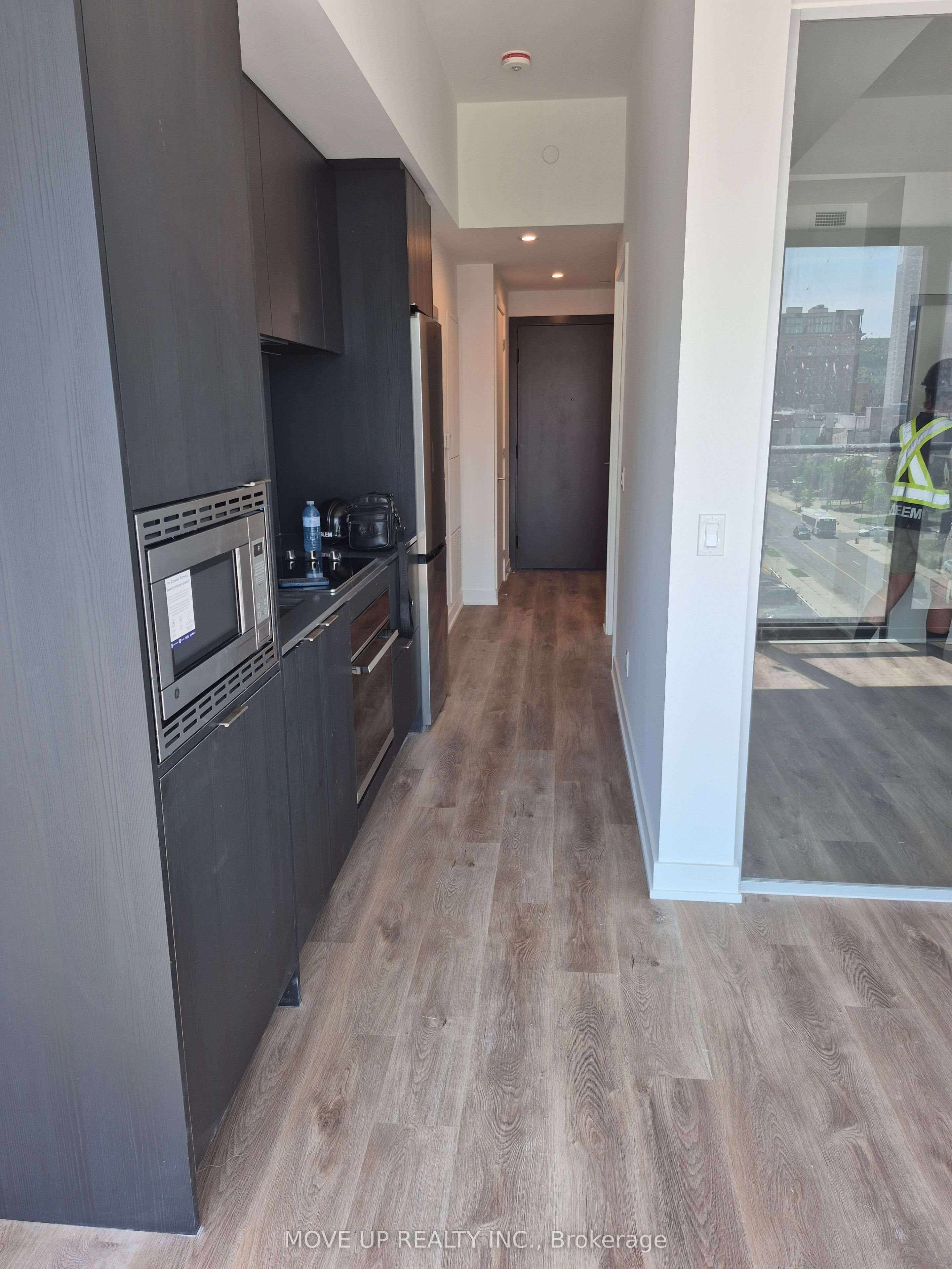 91 John Street N 707 Property Photo 2