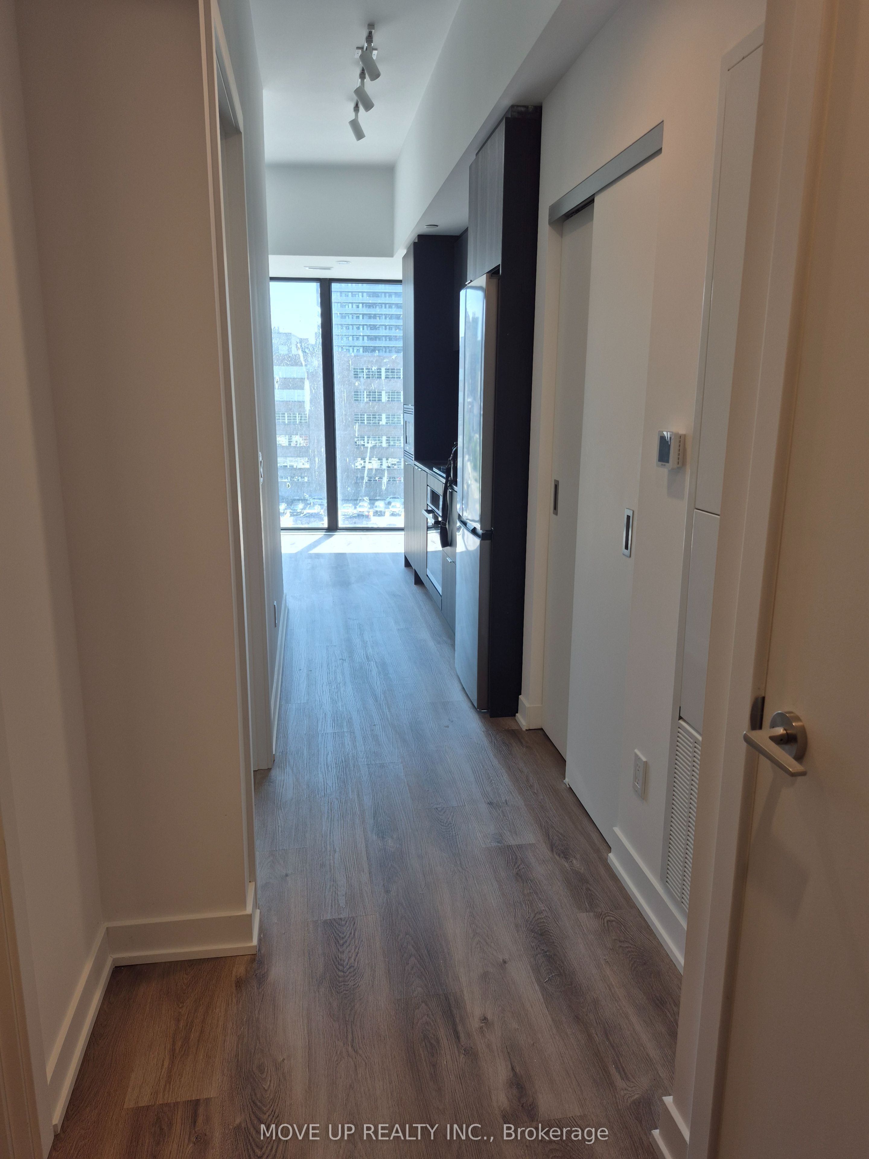 91 John Street N 707 Property Photo 4