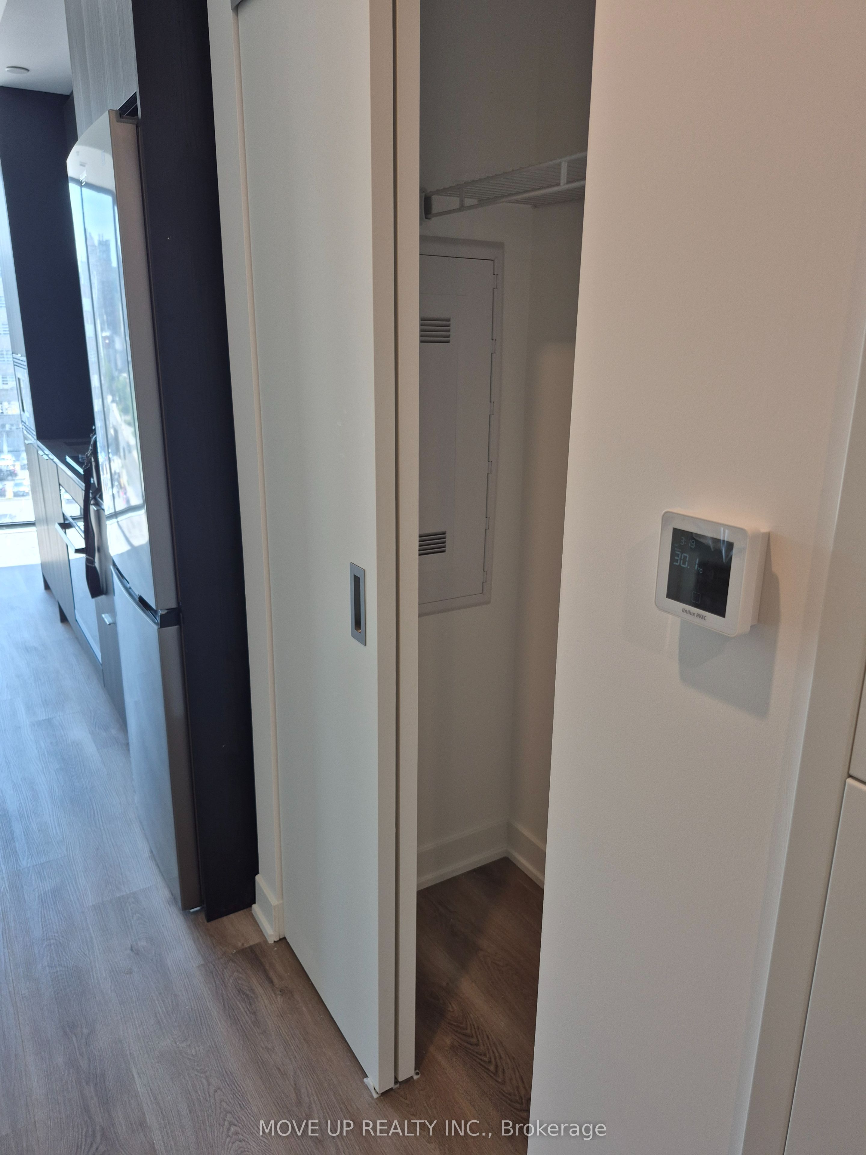91 John Street N 707 Property Photo 5