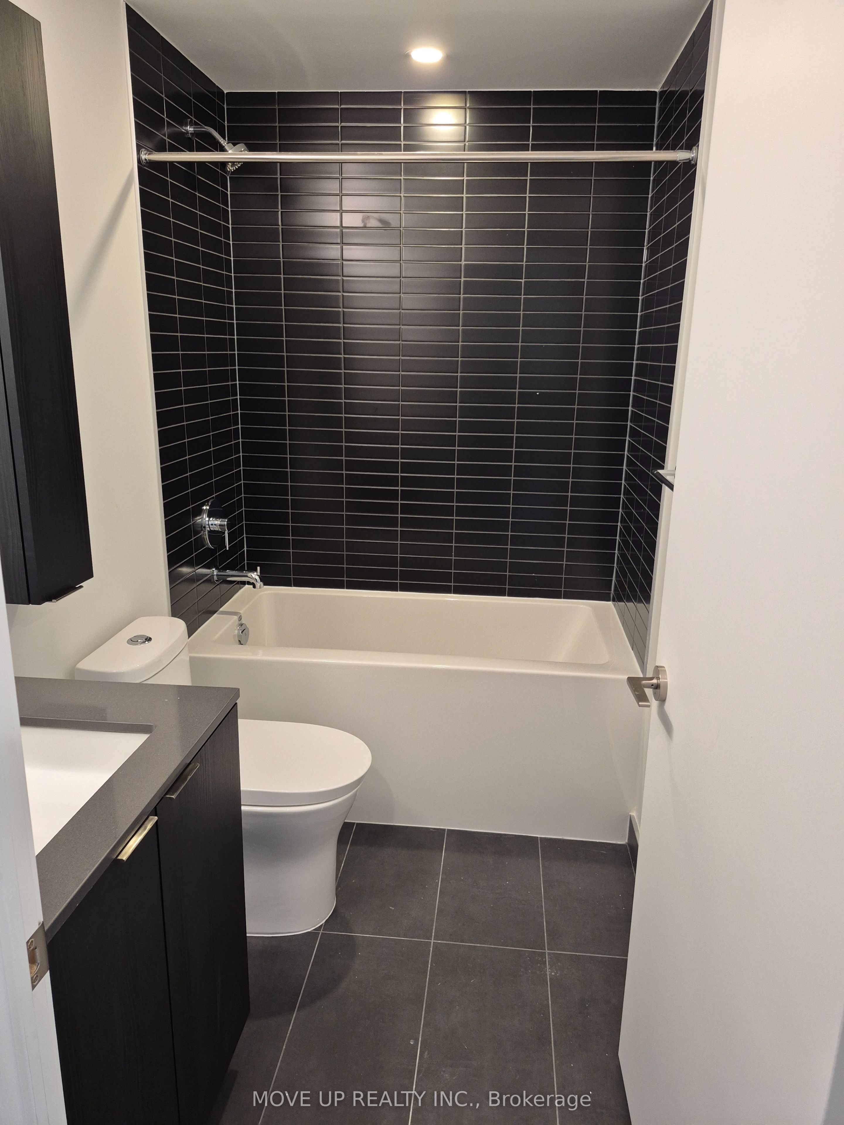 91 John Street N 707 Property Photo 11