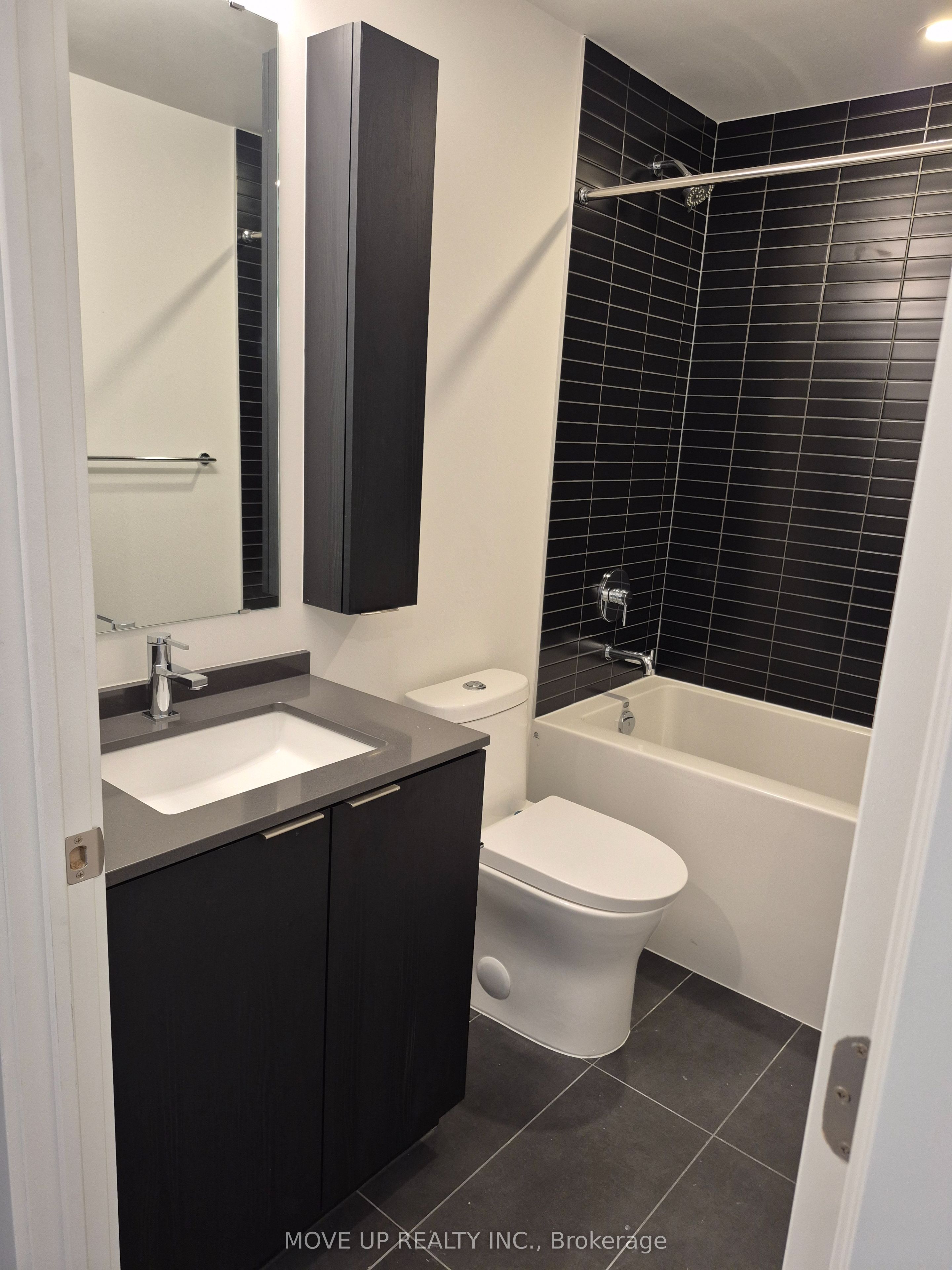 91 John Street N 707 Property Photo 12