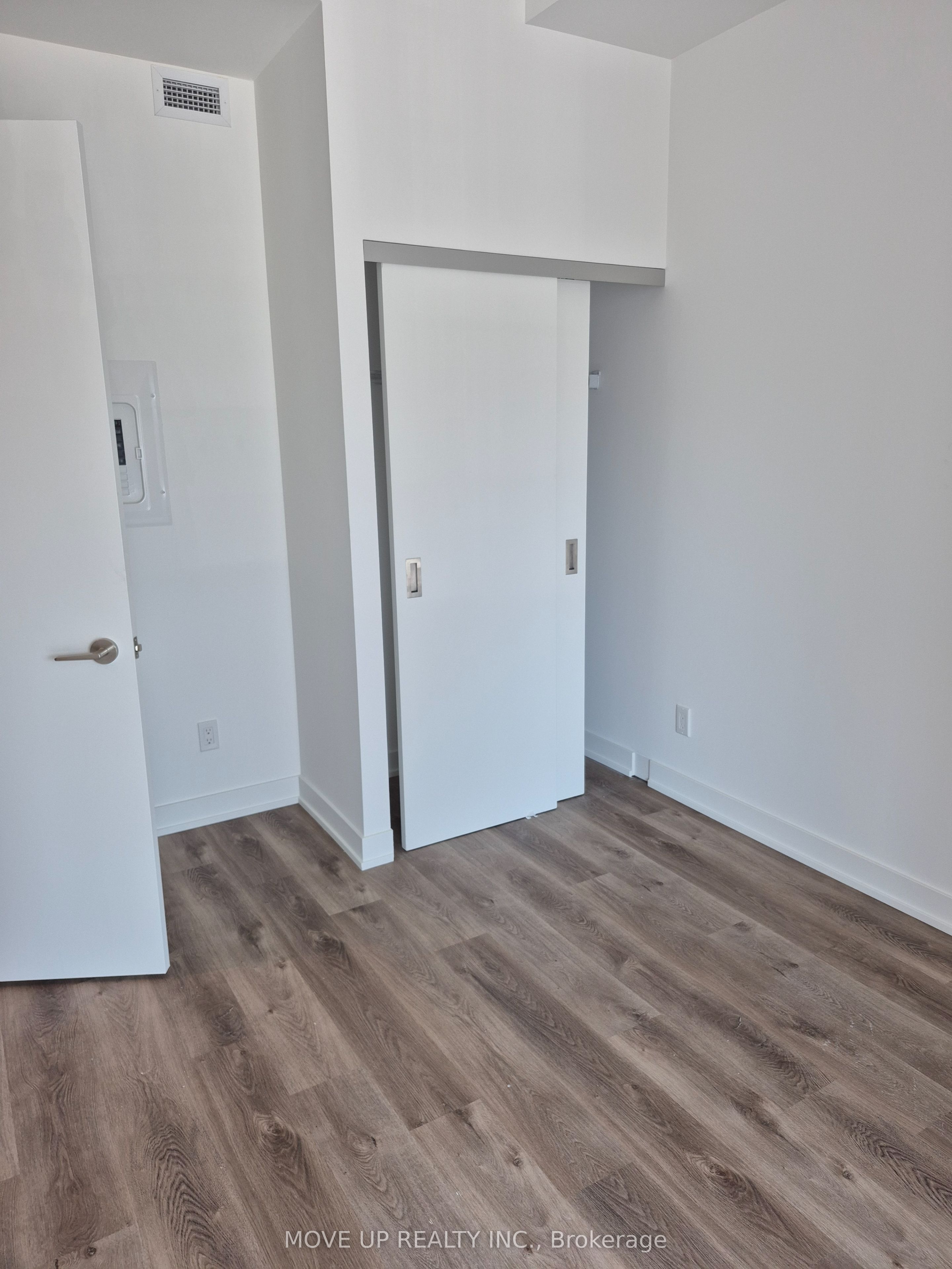 91 John Street N 707 Property Photo 15