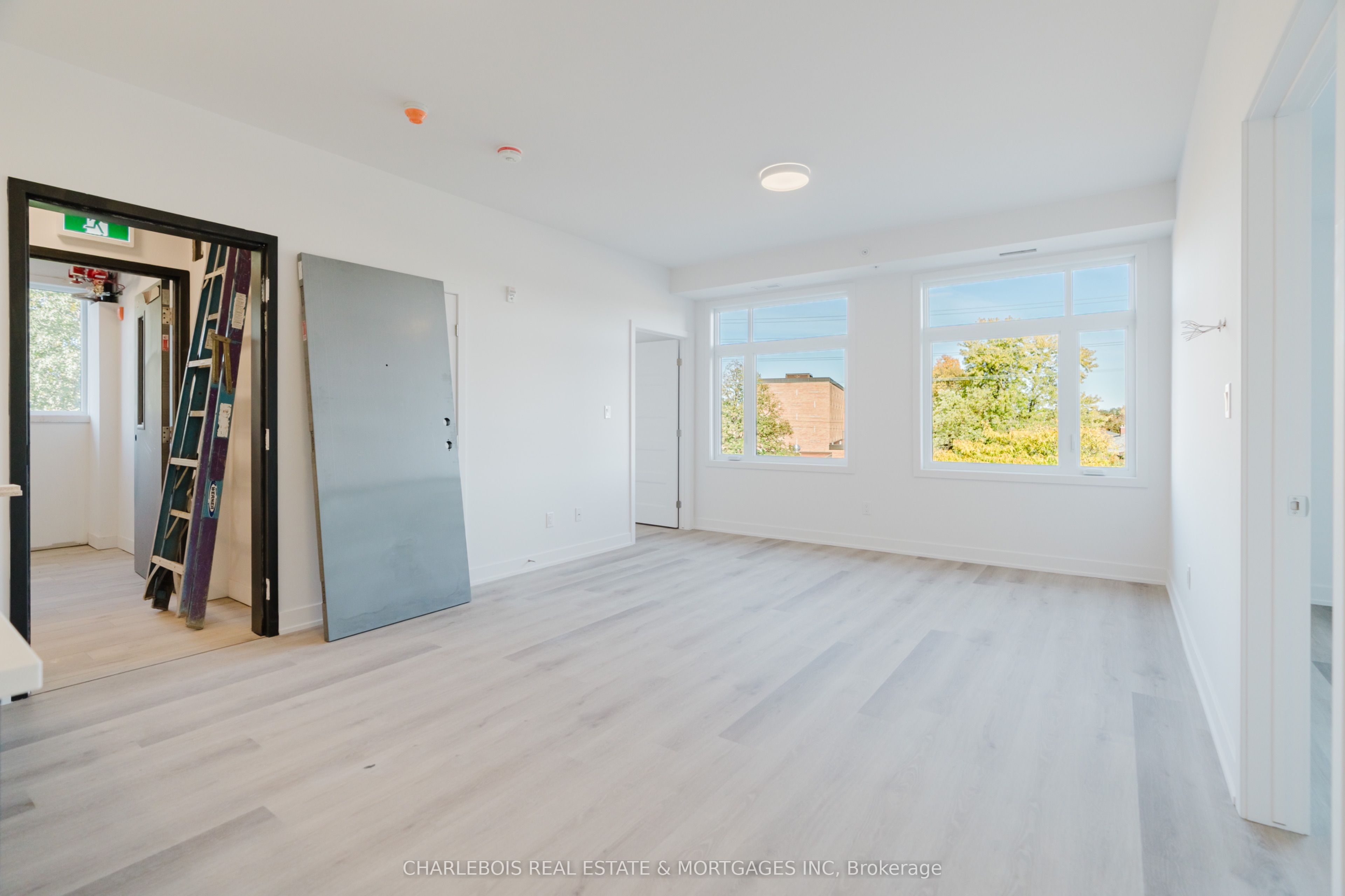 830 St Laurent Boulevard D Property Photo 5