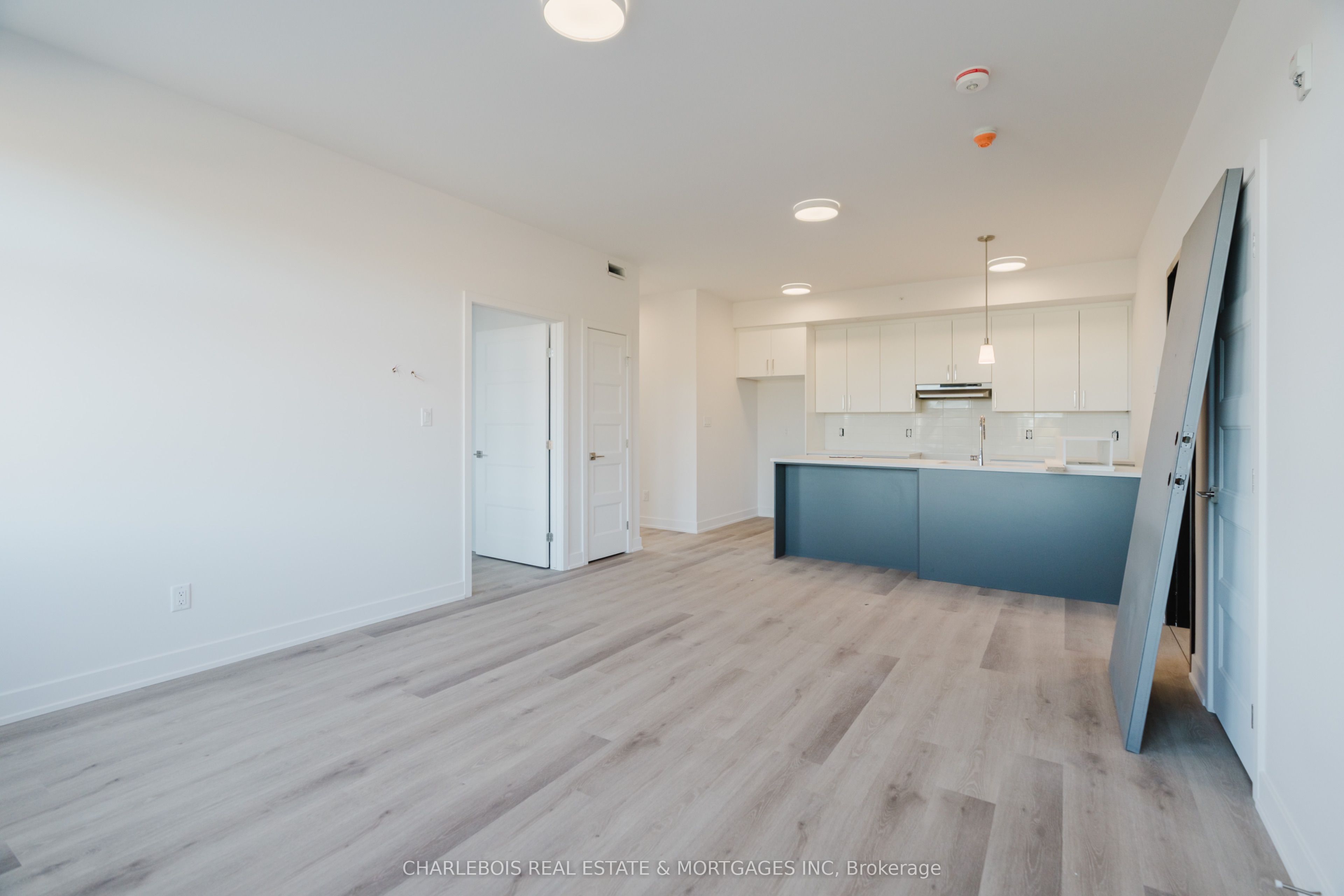 830 St Laurent Boulevard D Property Photo 7