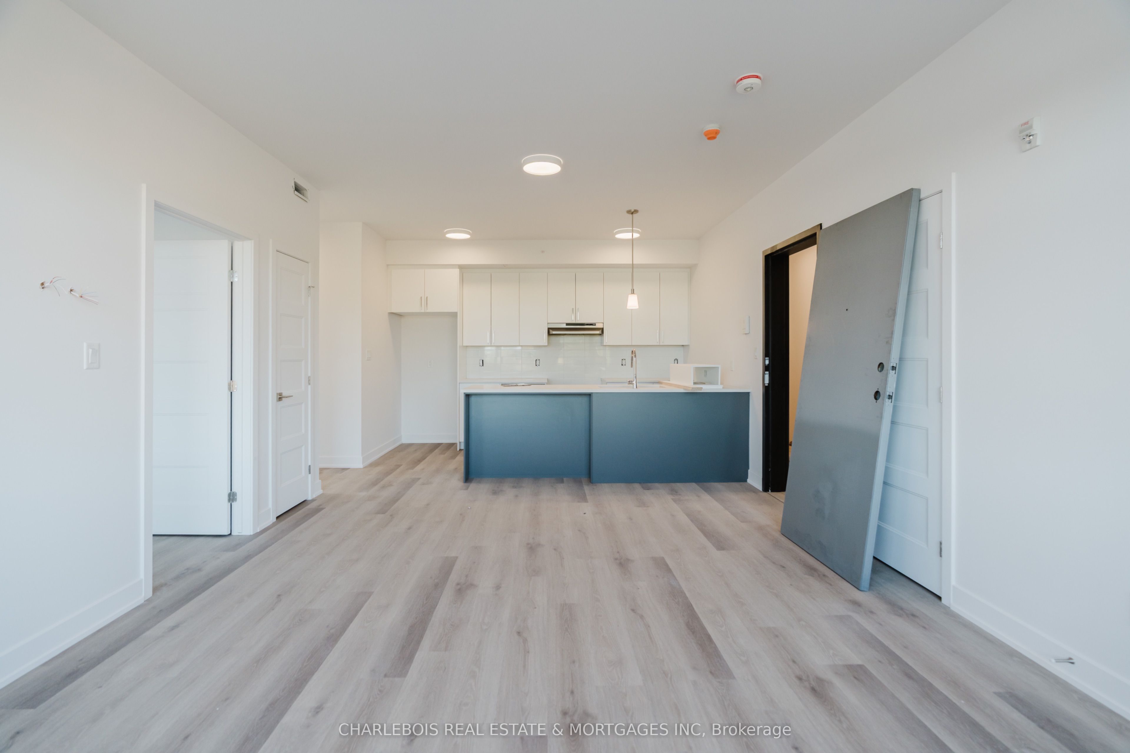 830 St Laurent Boulevard D Property Photo 8