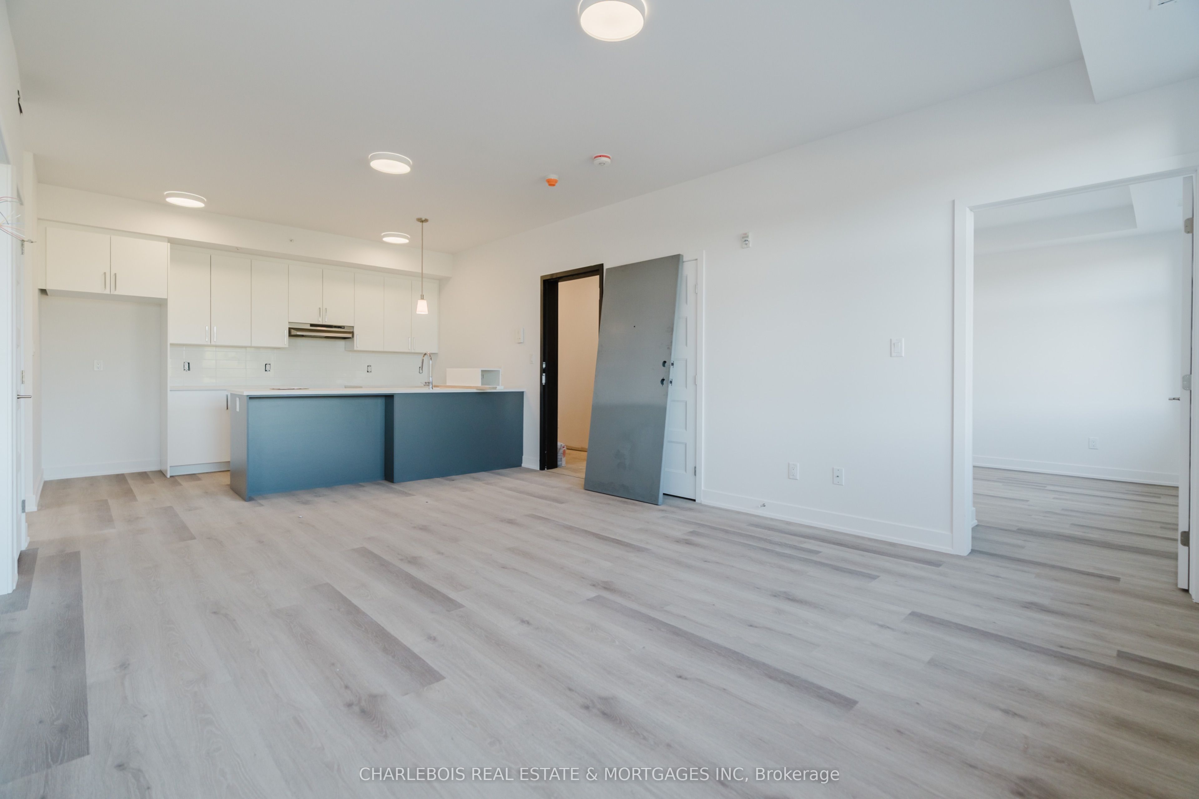 830 St Laurent Boulevard D Property Photo 9
