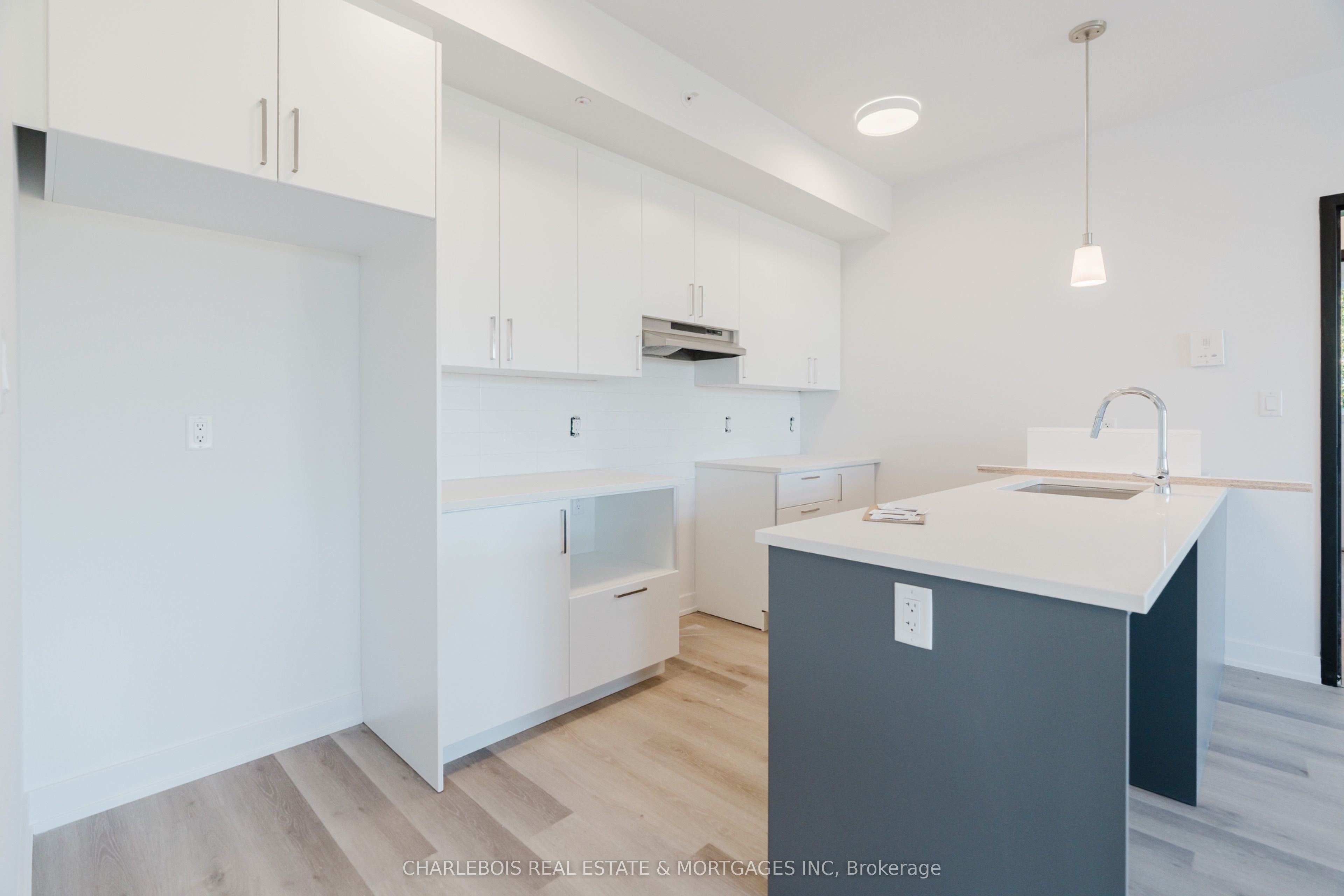 830 St Laurent Boulevard D Property Photo 11