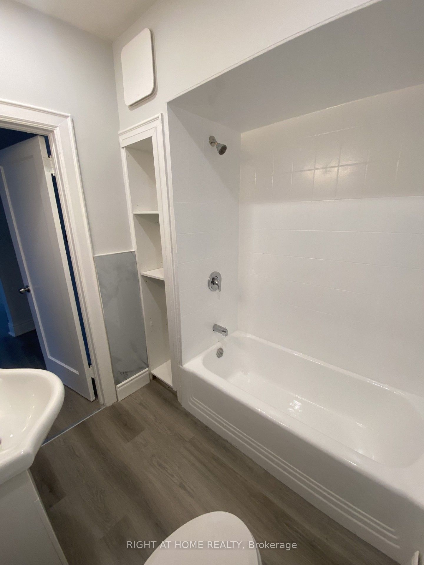 164 Park Street S 5 Property Photo 4