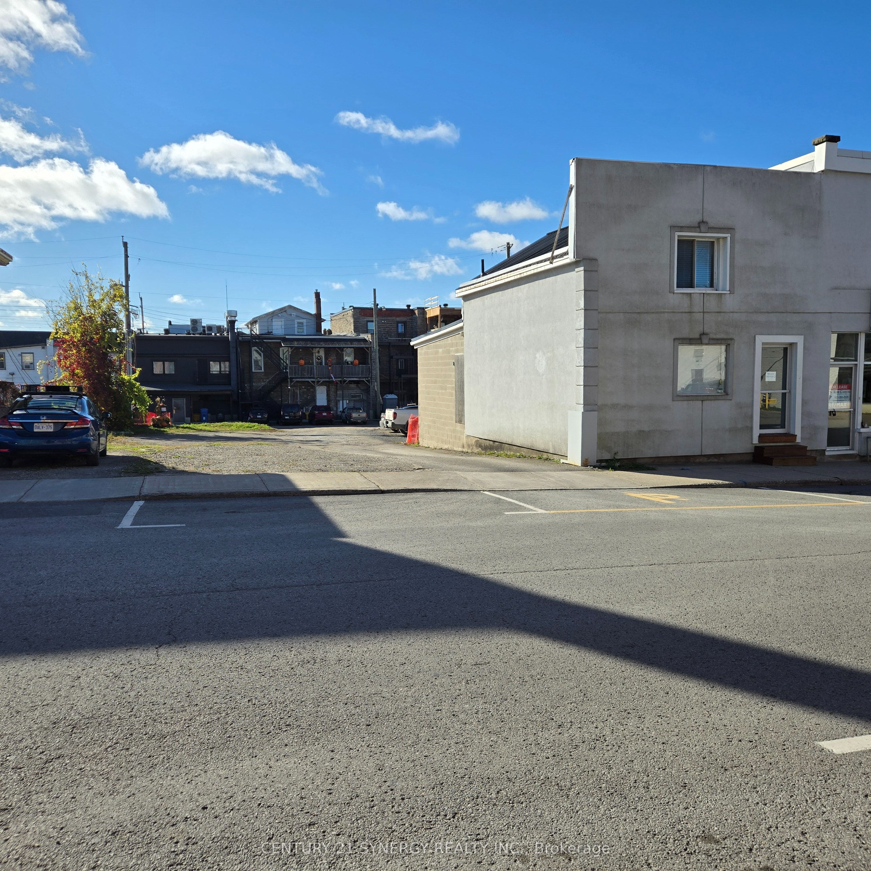 7 William Street E Property Photo 1