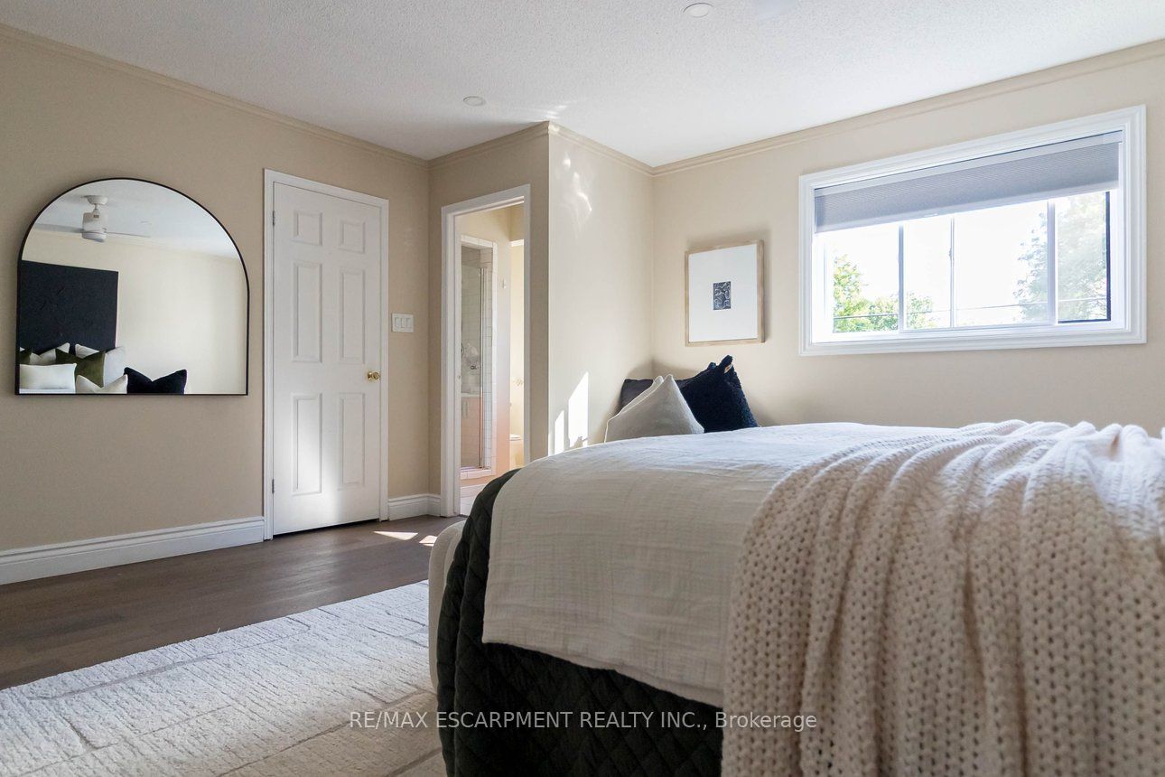 336 Jackson Street W Property Photo 22
