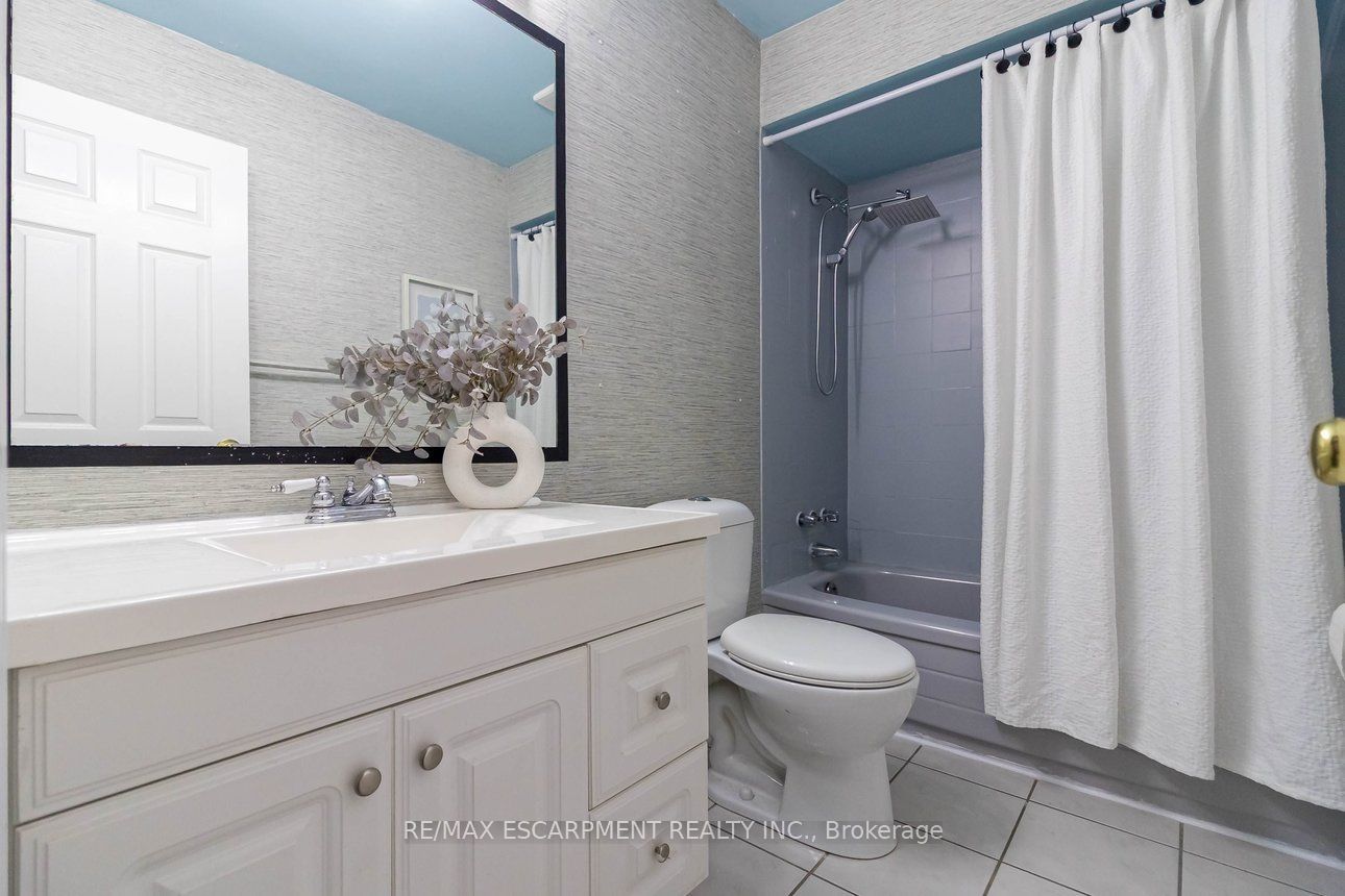 336 Jackson Street W Property Photo 28
