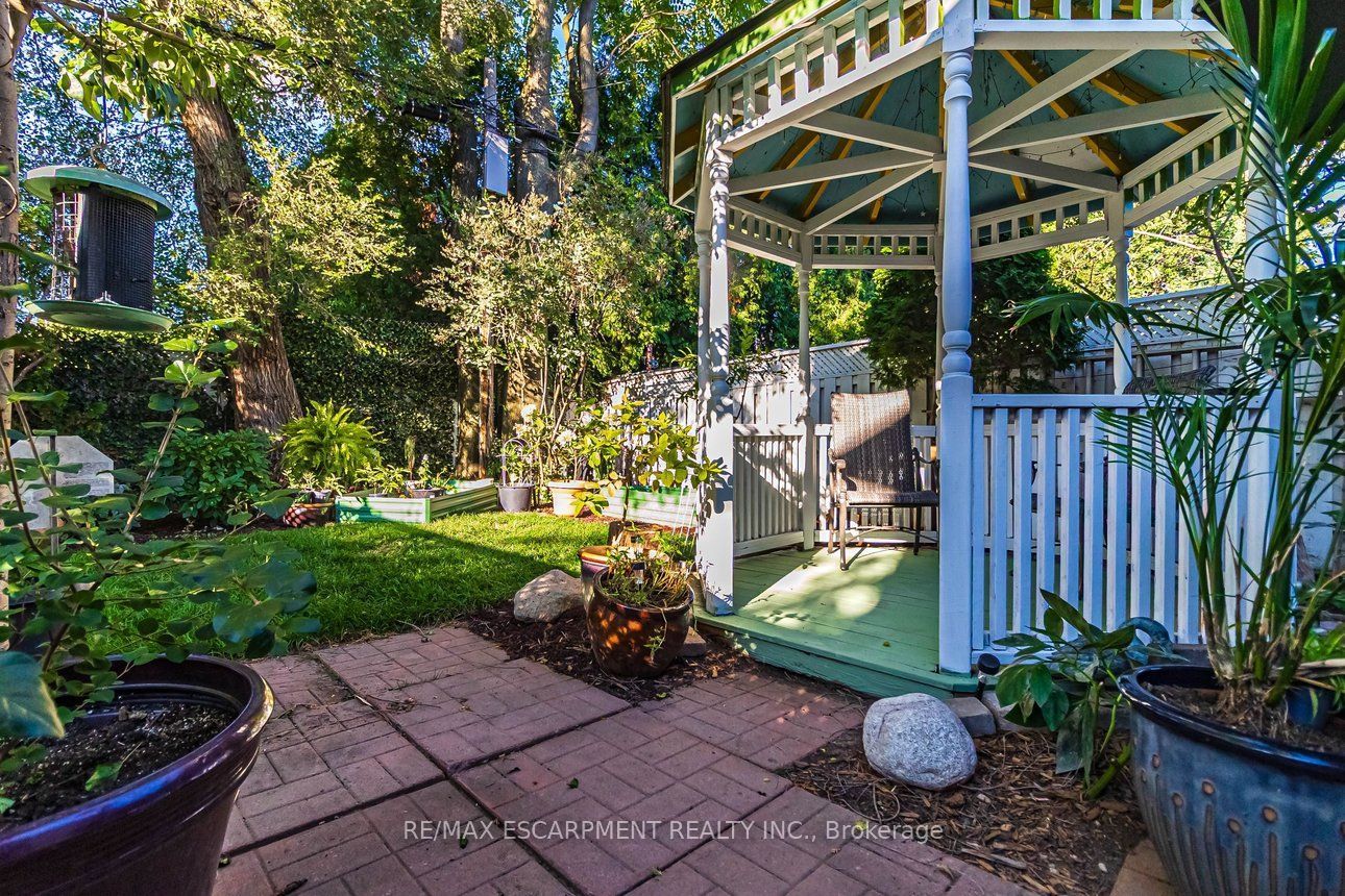 336 Jackson Street W Property Photo 45