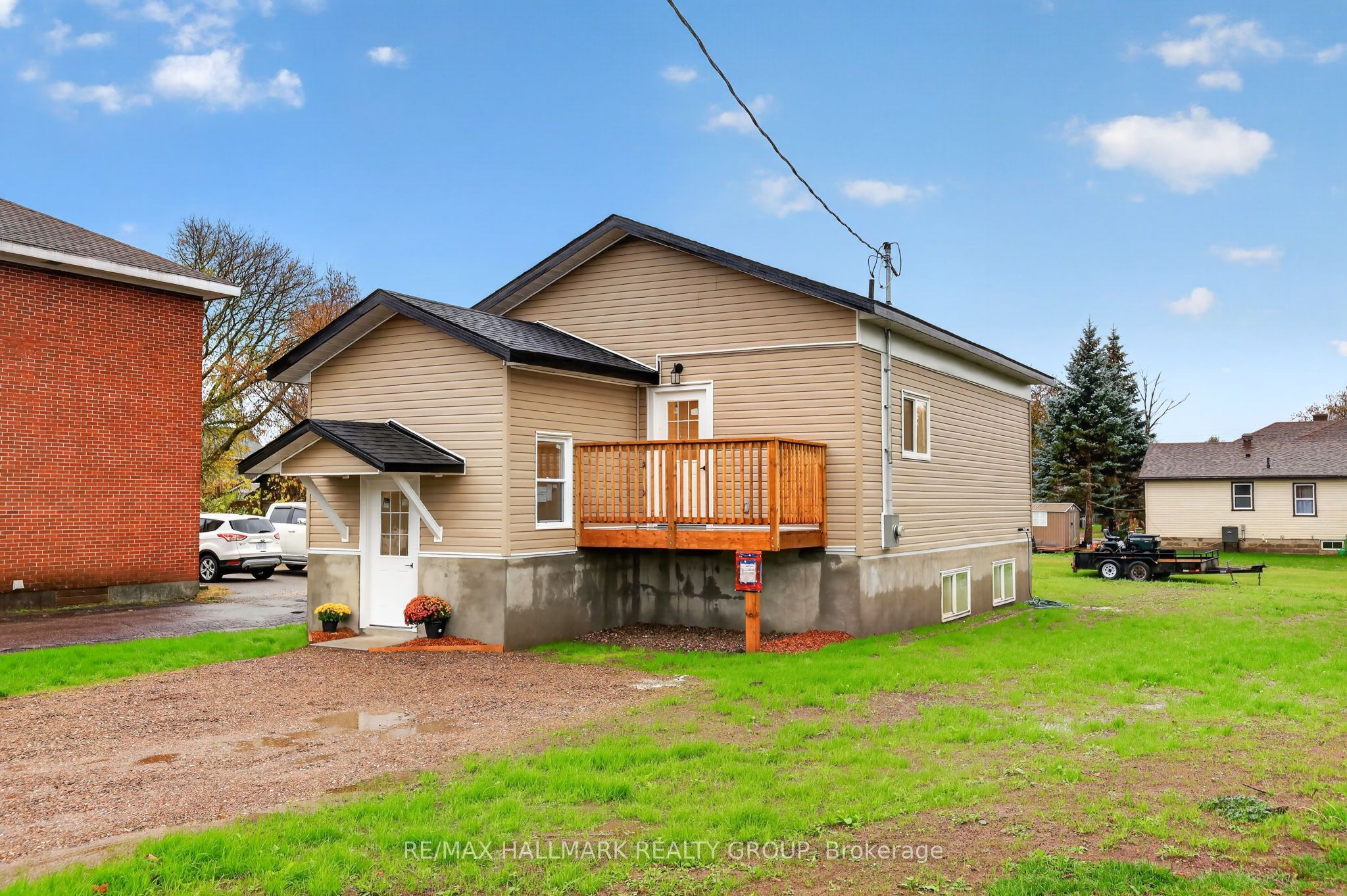 128 Bonnechere Street N Property Photo 1