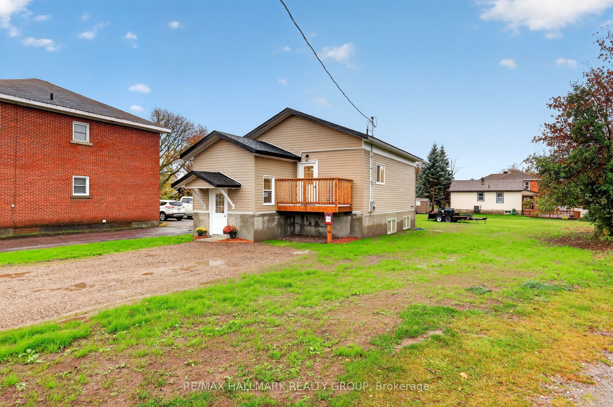 128 Bonnechere Street N Property Photo 2