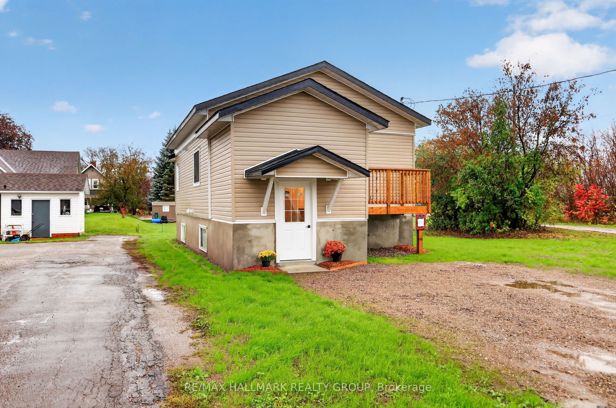 128 Bonnechere Street N Property Photo 3