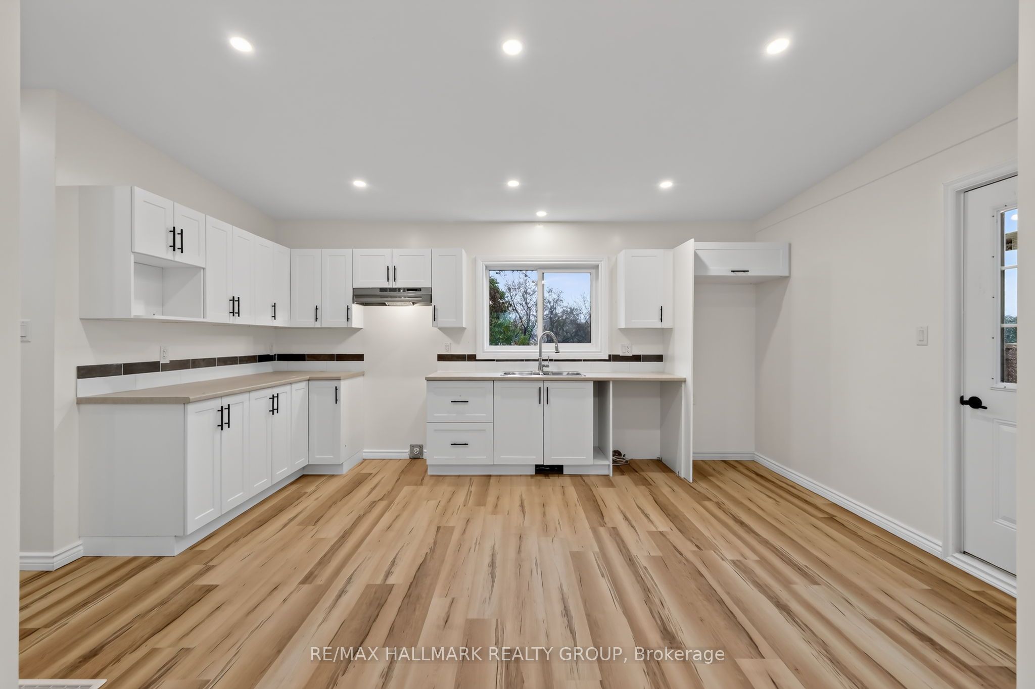 128 Bonnechere Street N Property Photo 14