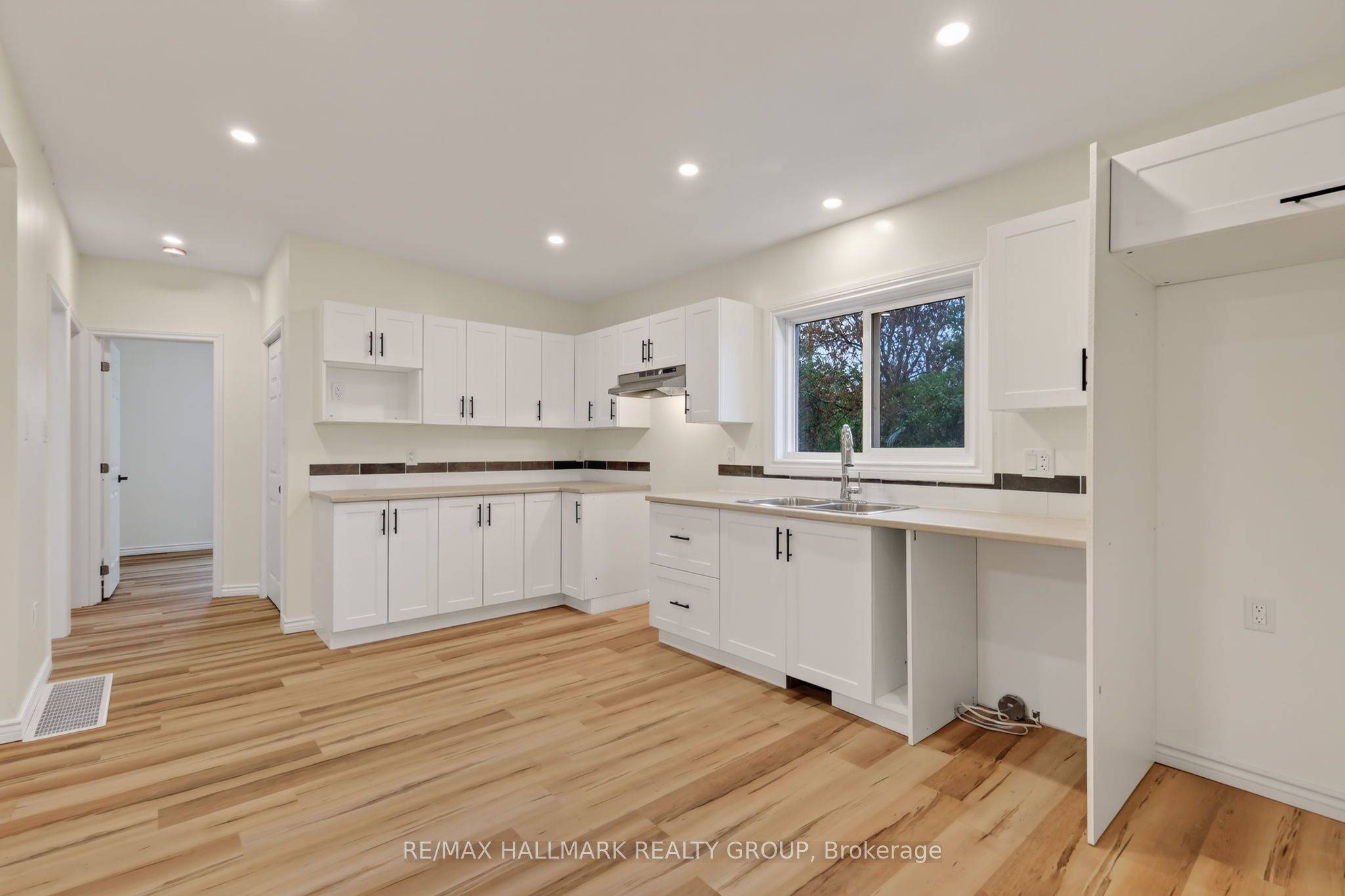 128 Bonnechere Street N Property Photo 16