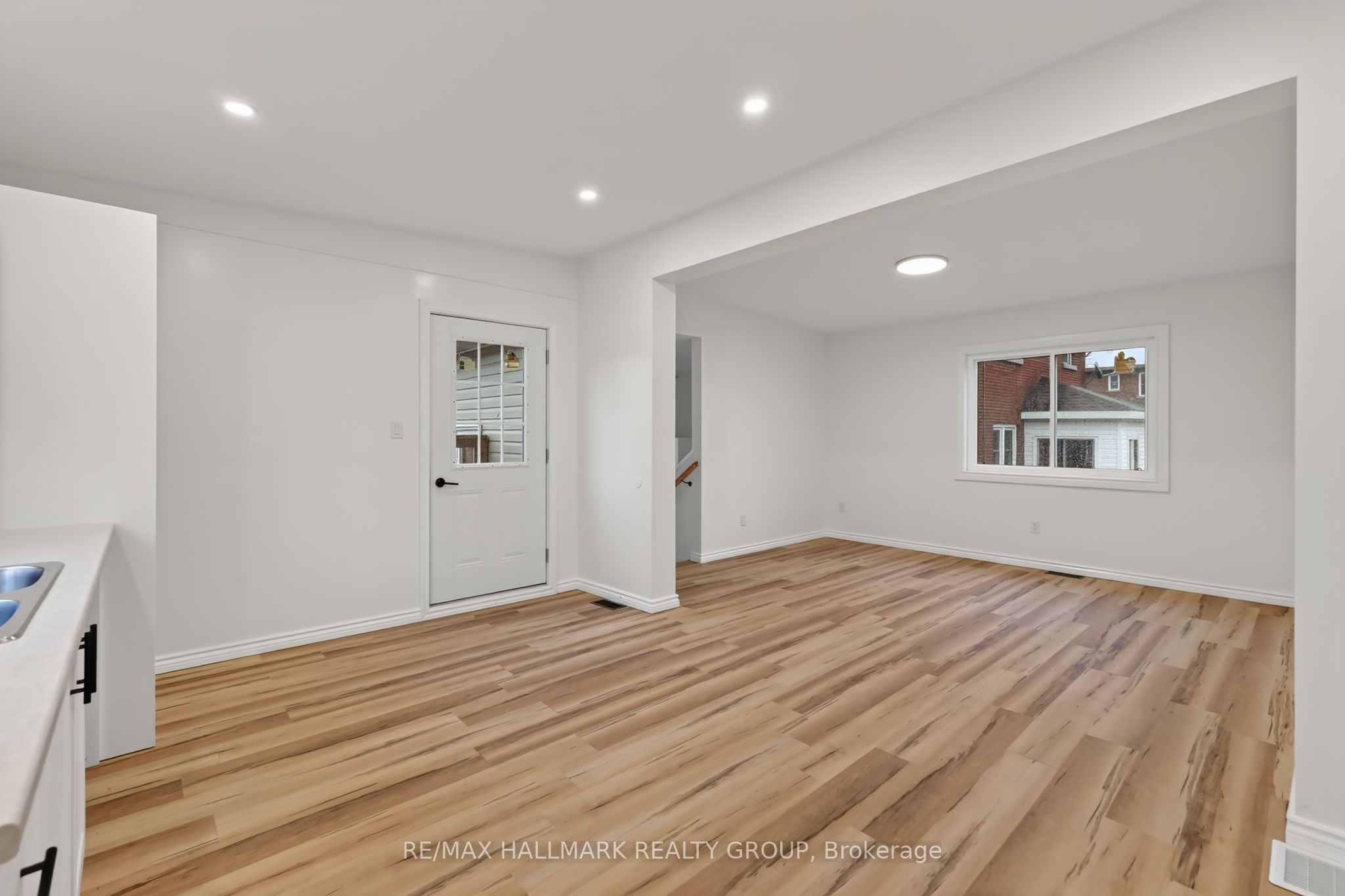 128 Bonnechere Street N Property Photo 18