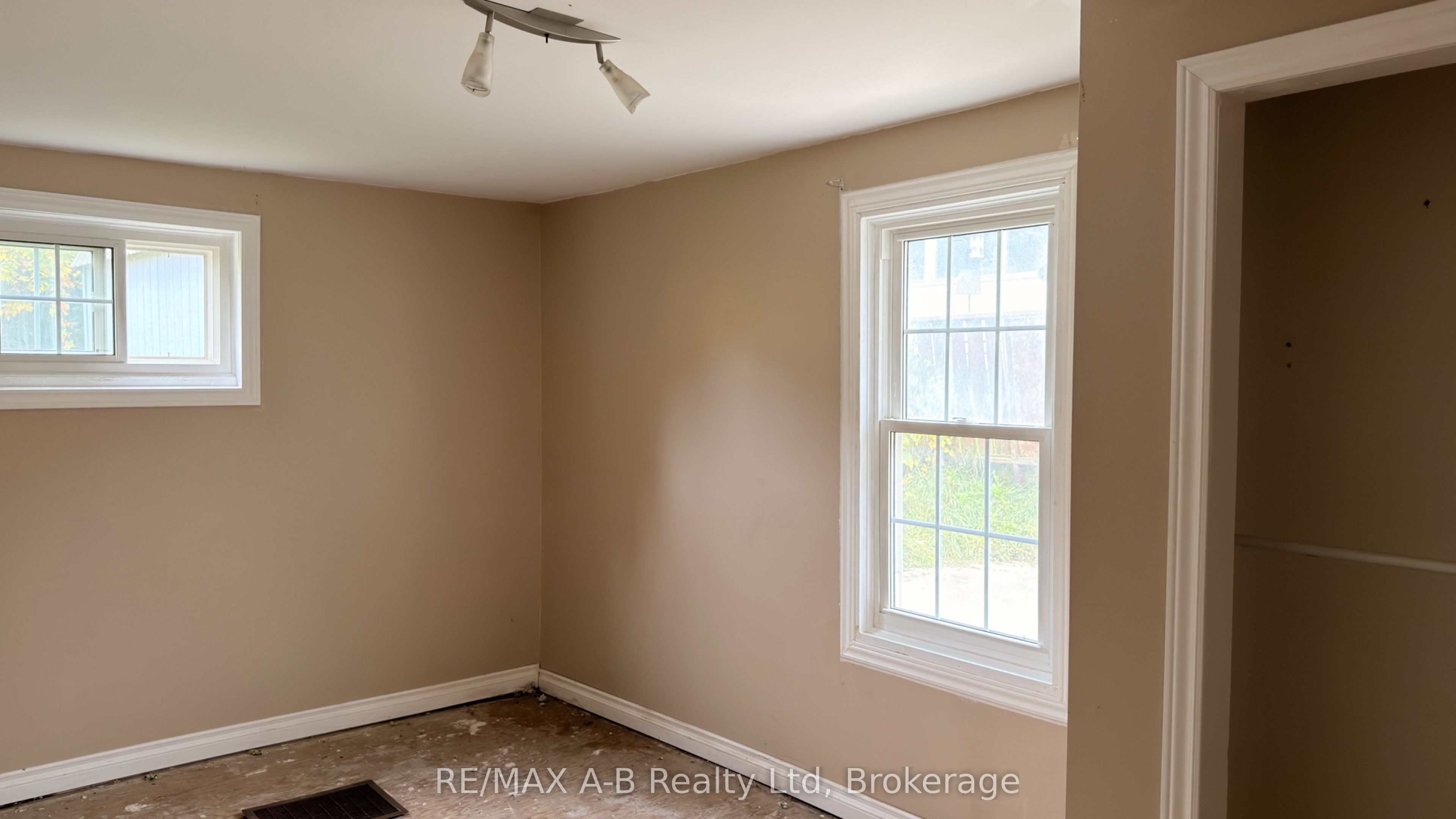 21 Henry Street Property Photo 23