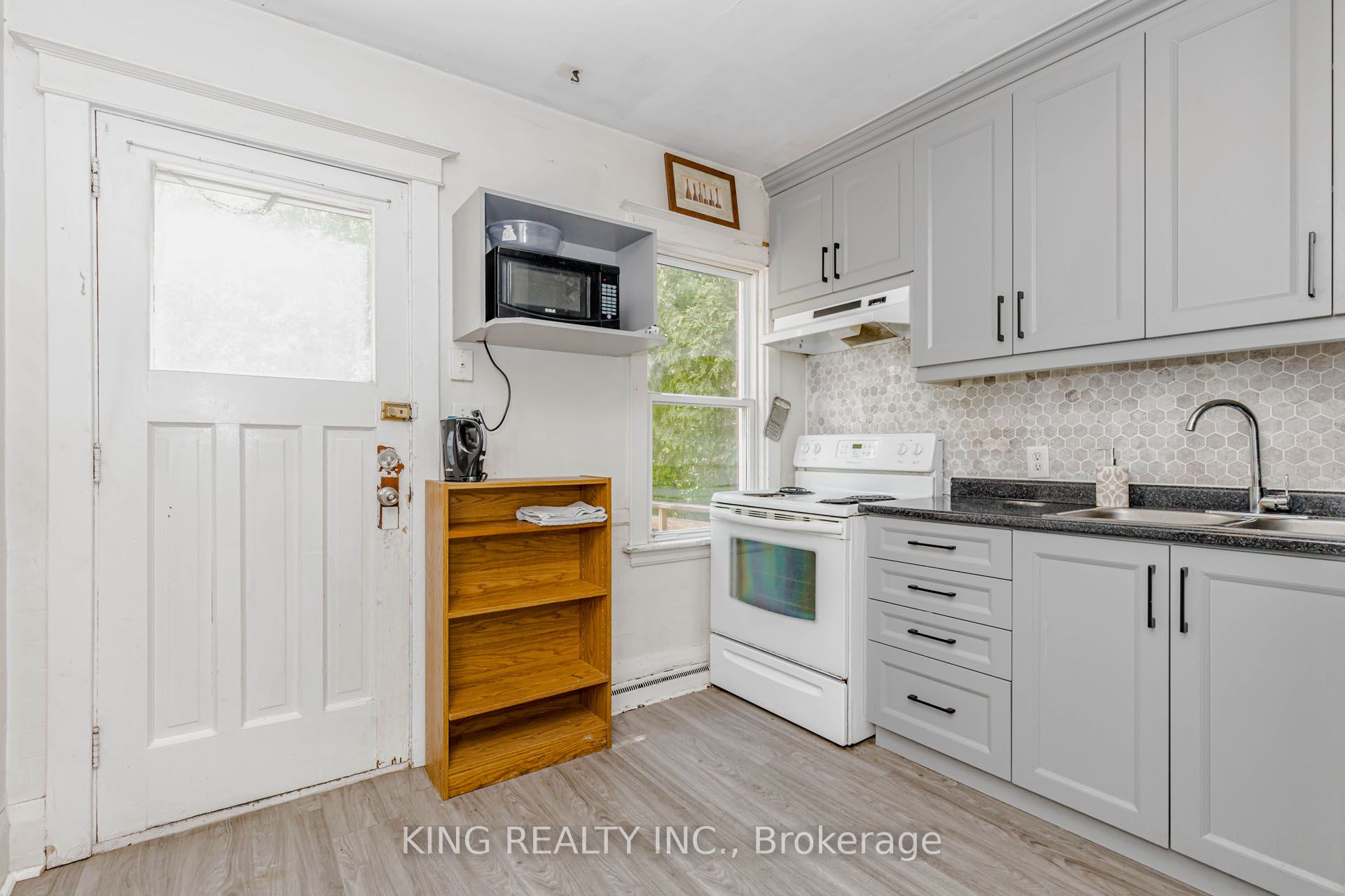1177 King Street W Property Photo 4