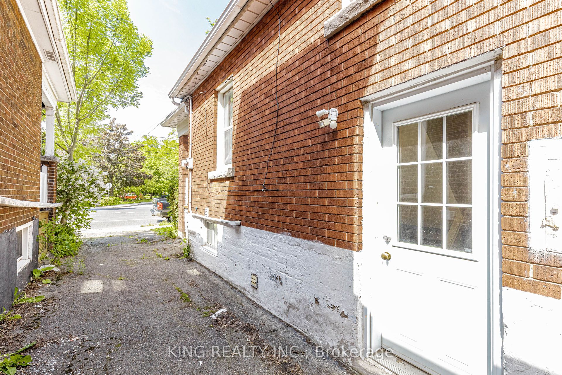 1177 King Street W Property Photo 8