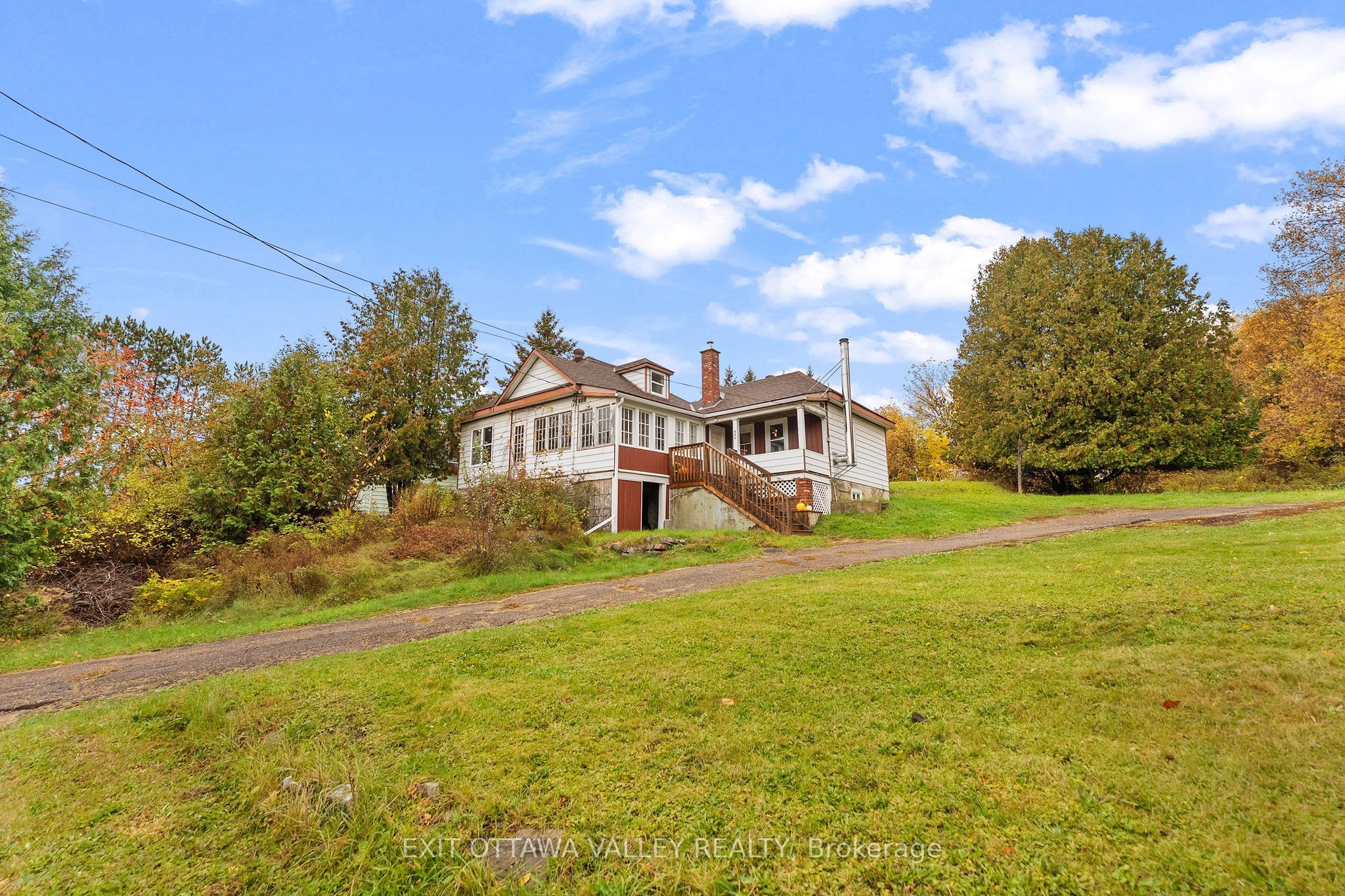 106 Bonnechere Street E Property Photo 1