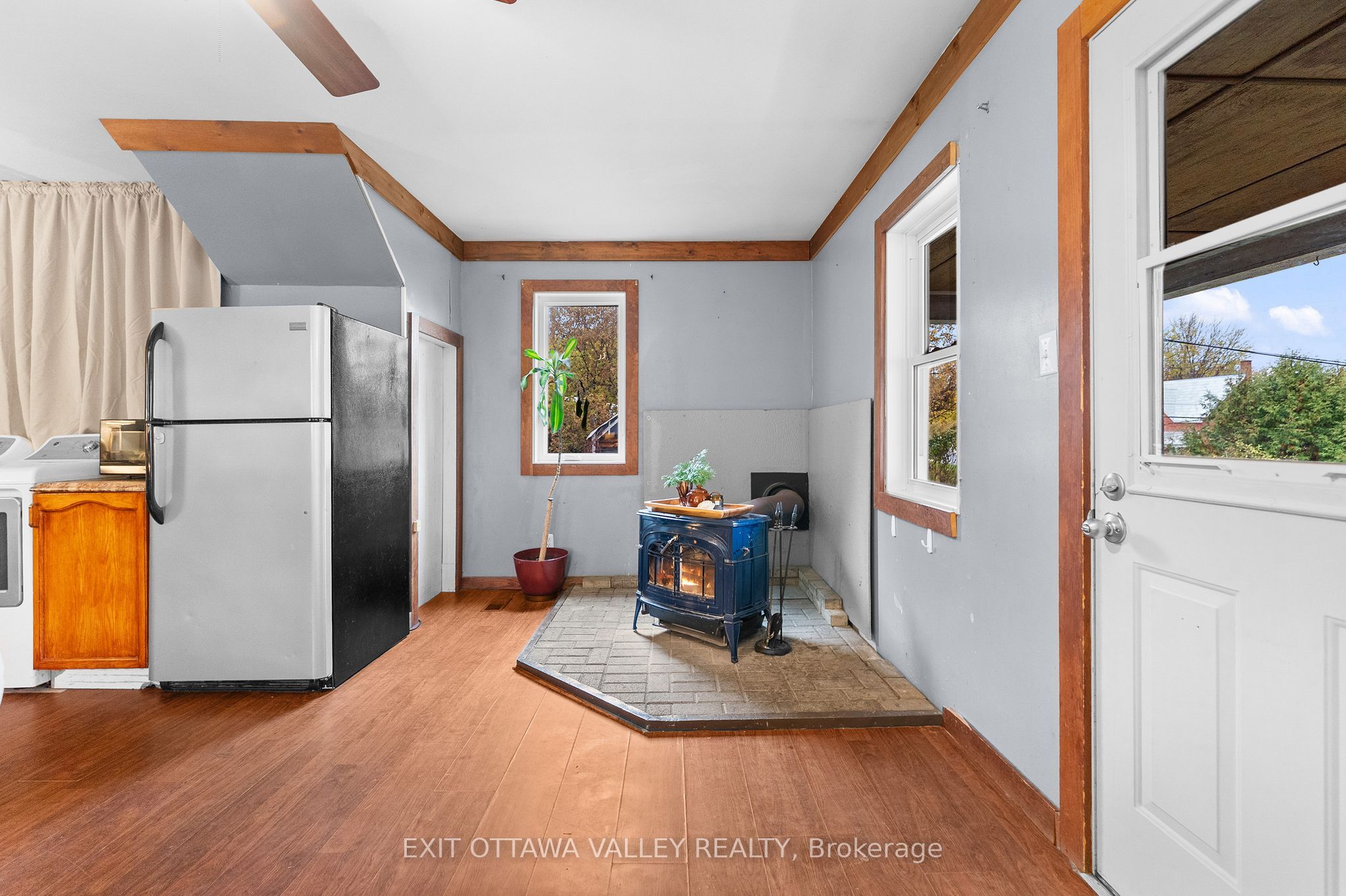 106 Bonnechere Street E Property Photo 6