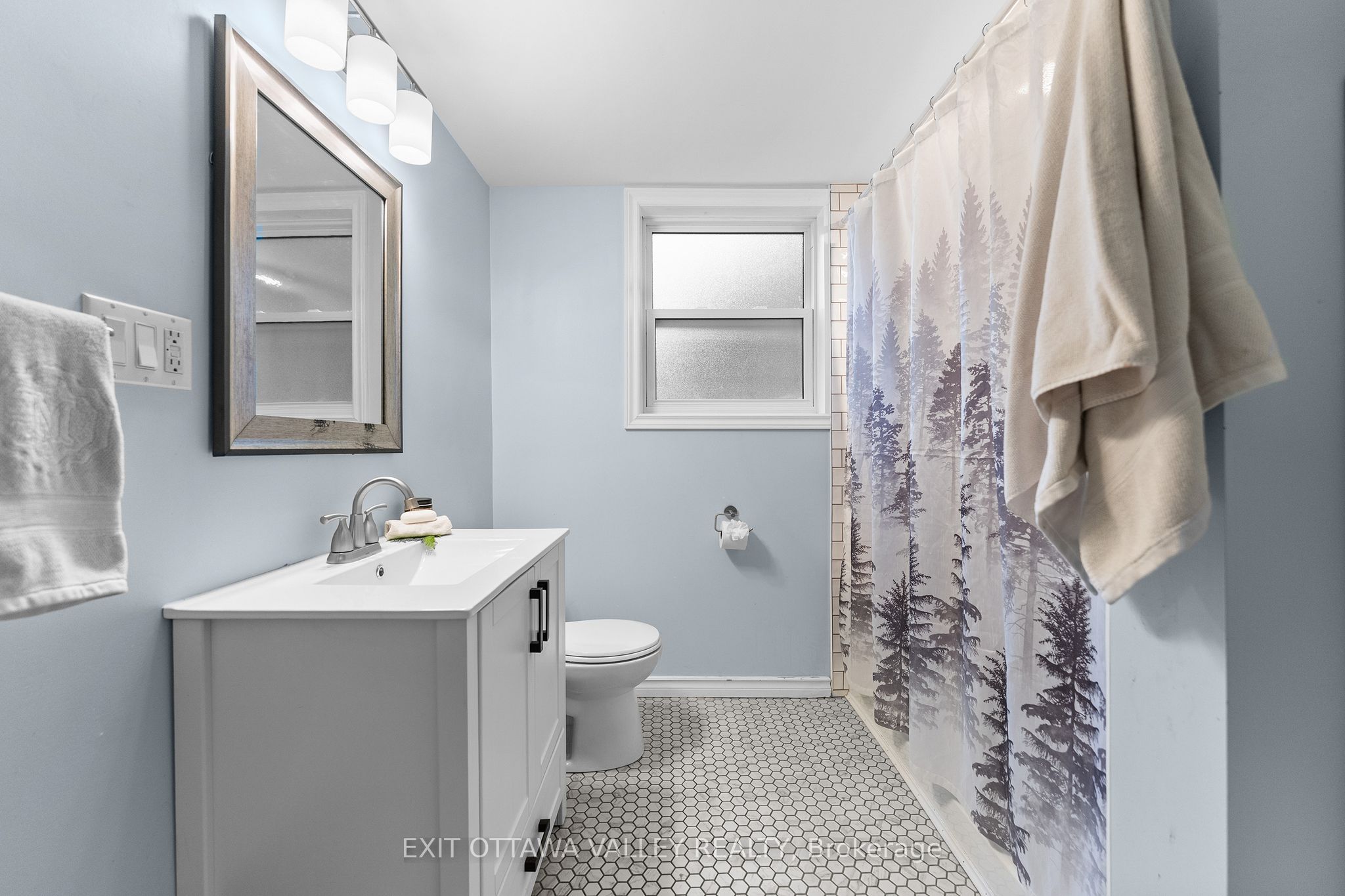 106 Bonnechere Street E Property Photo 10