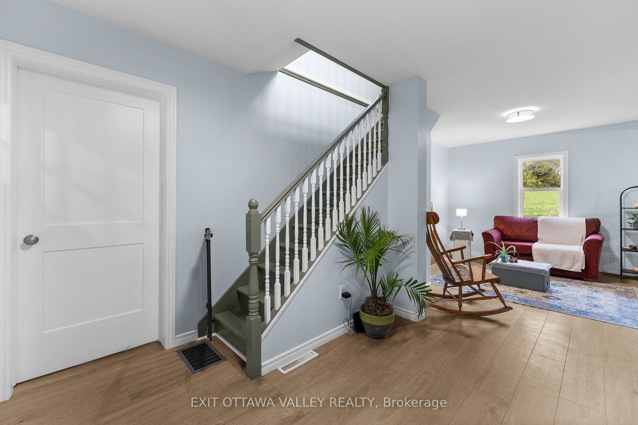106 Bonnechere Street E Property Photo 11