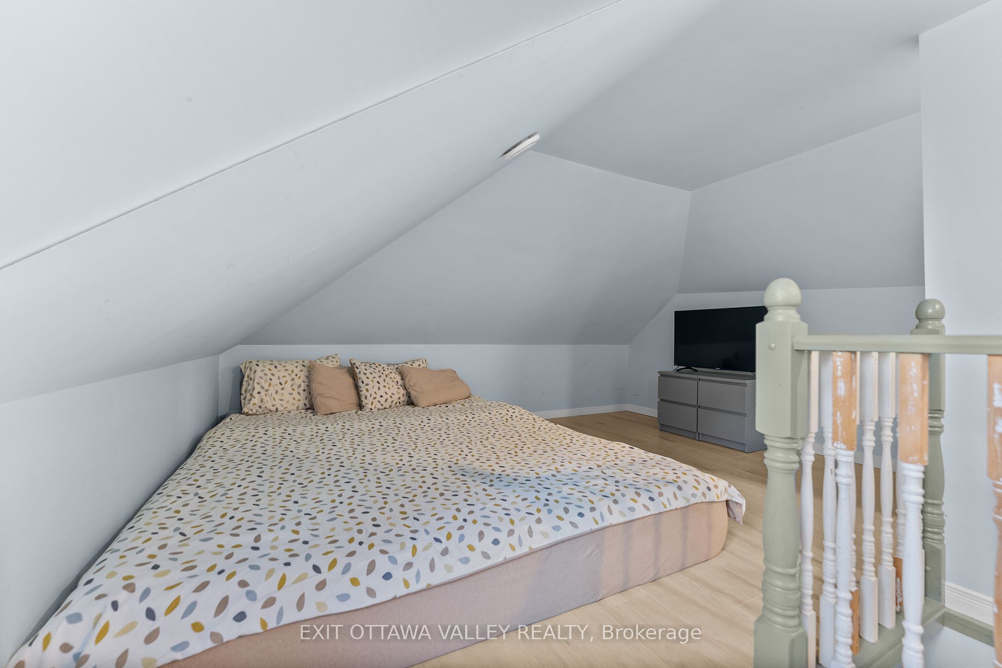 106 Bonnechere Street E Property Photo 17