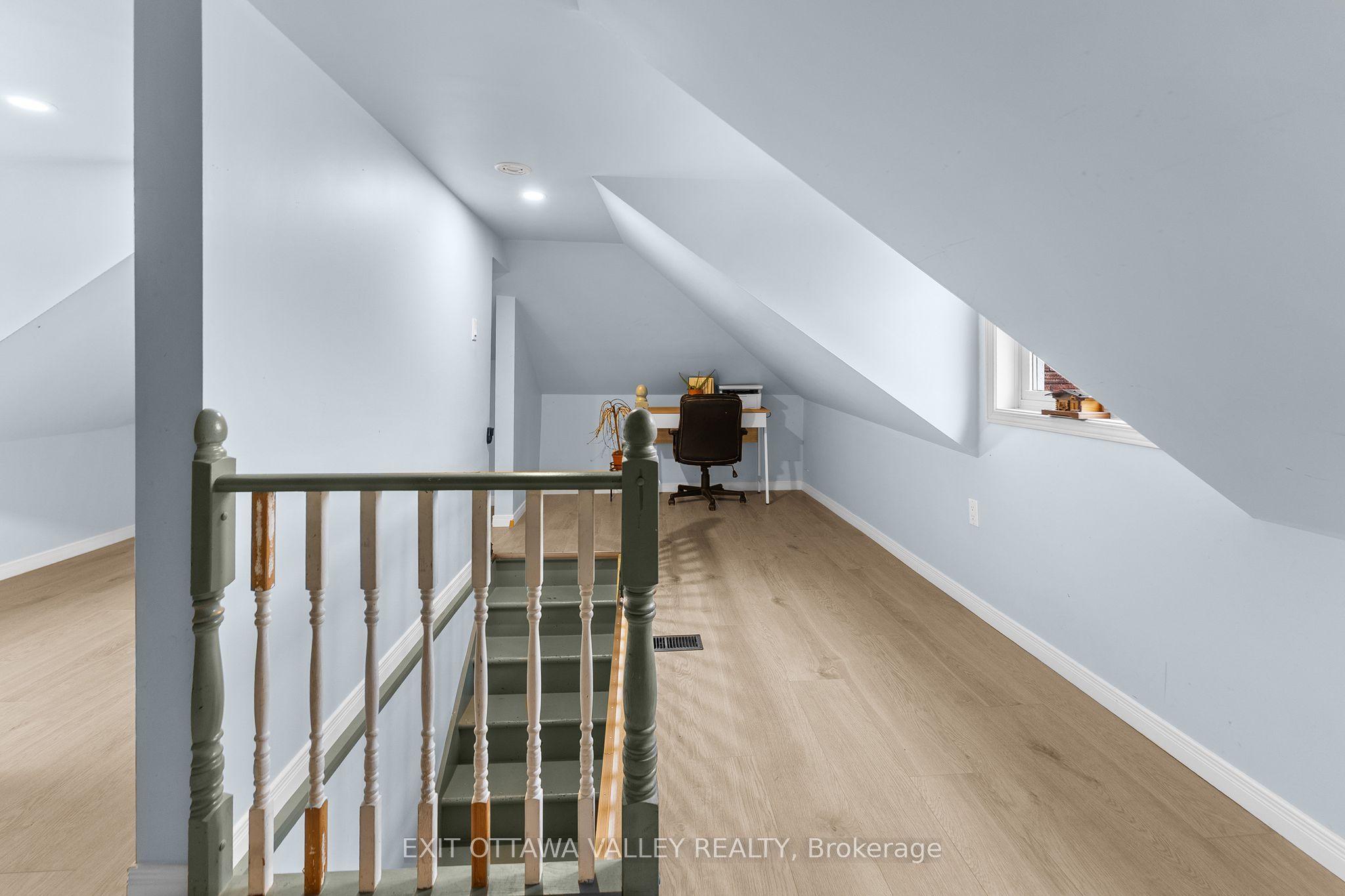 106 Bonnechere Street E Property Photo 19
